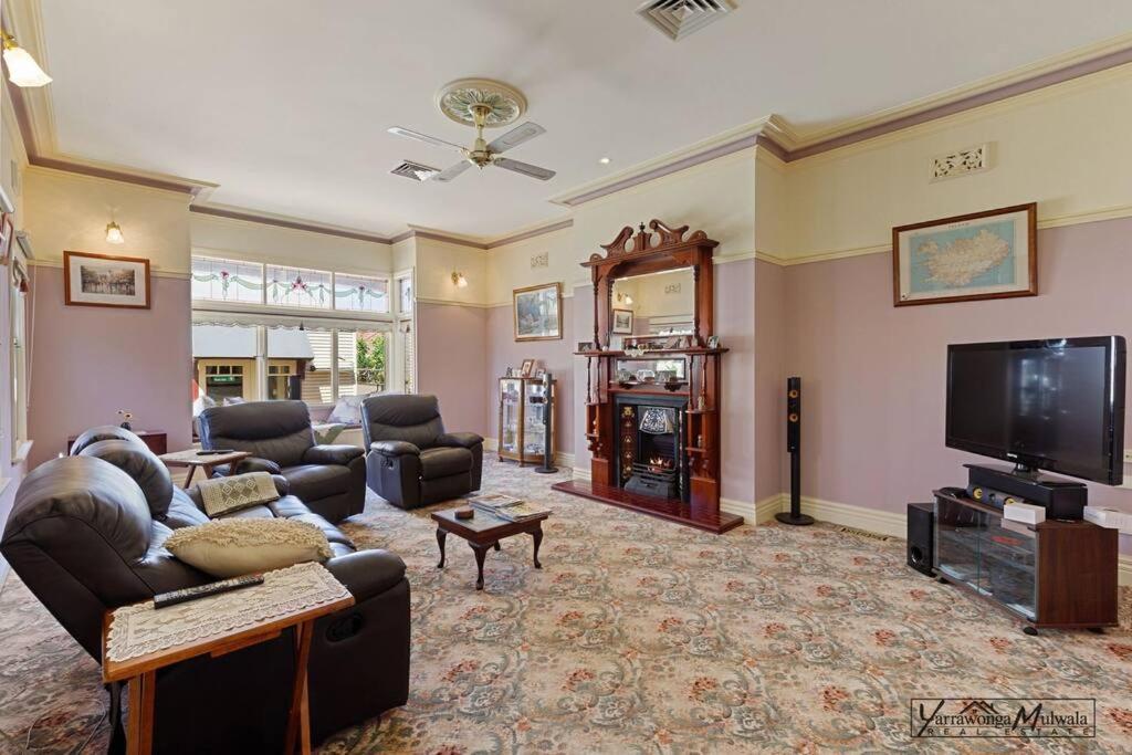 Federation home in town, close to lake & shops