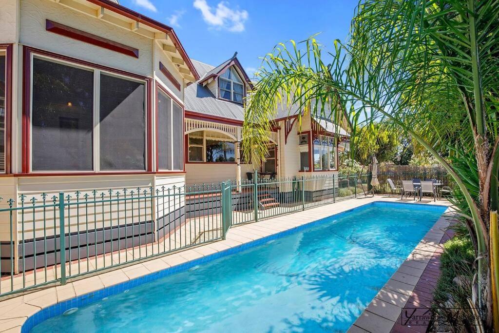 Federation home in town, close to lake & shops