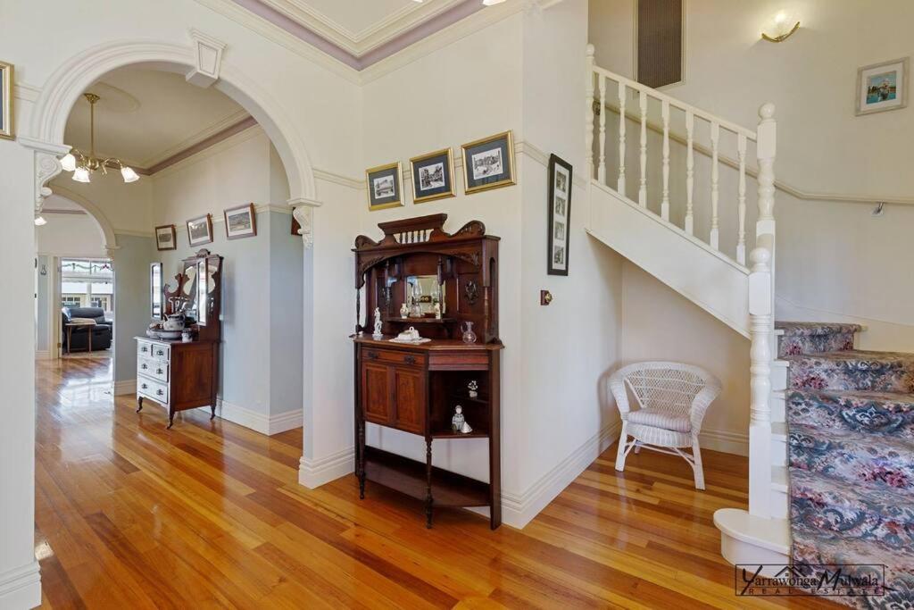 Federation home in town, close to lake & shops