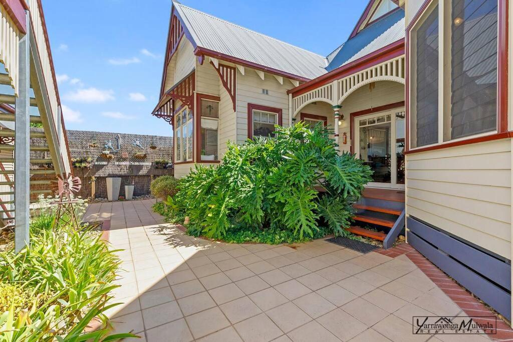 Federation home in town, close to lake & shops