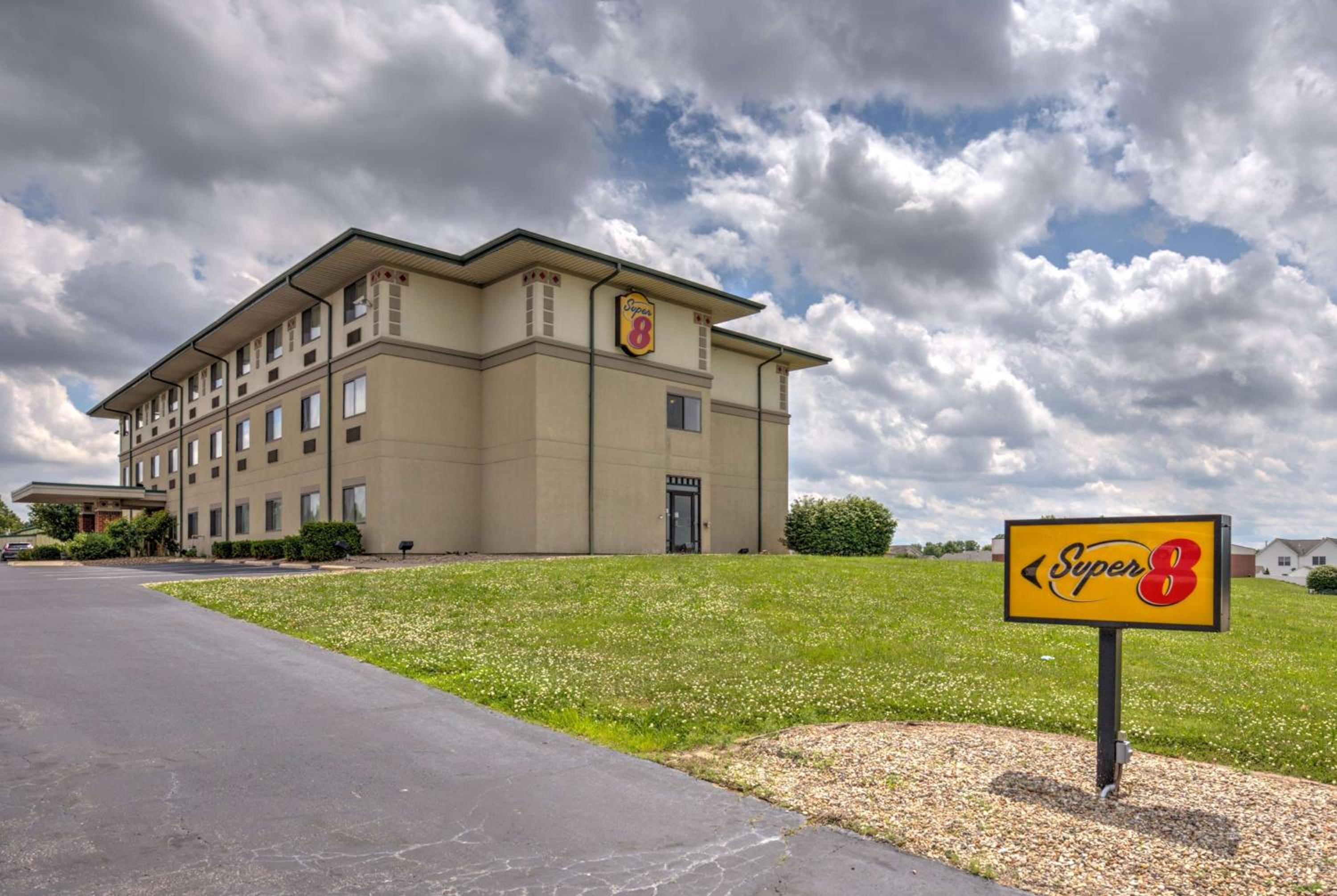 Super 8 by Wyndham Waterloo - Property Image 36