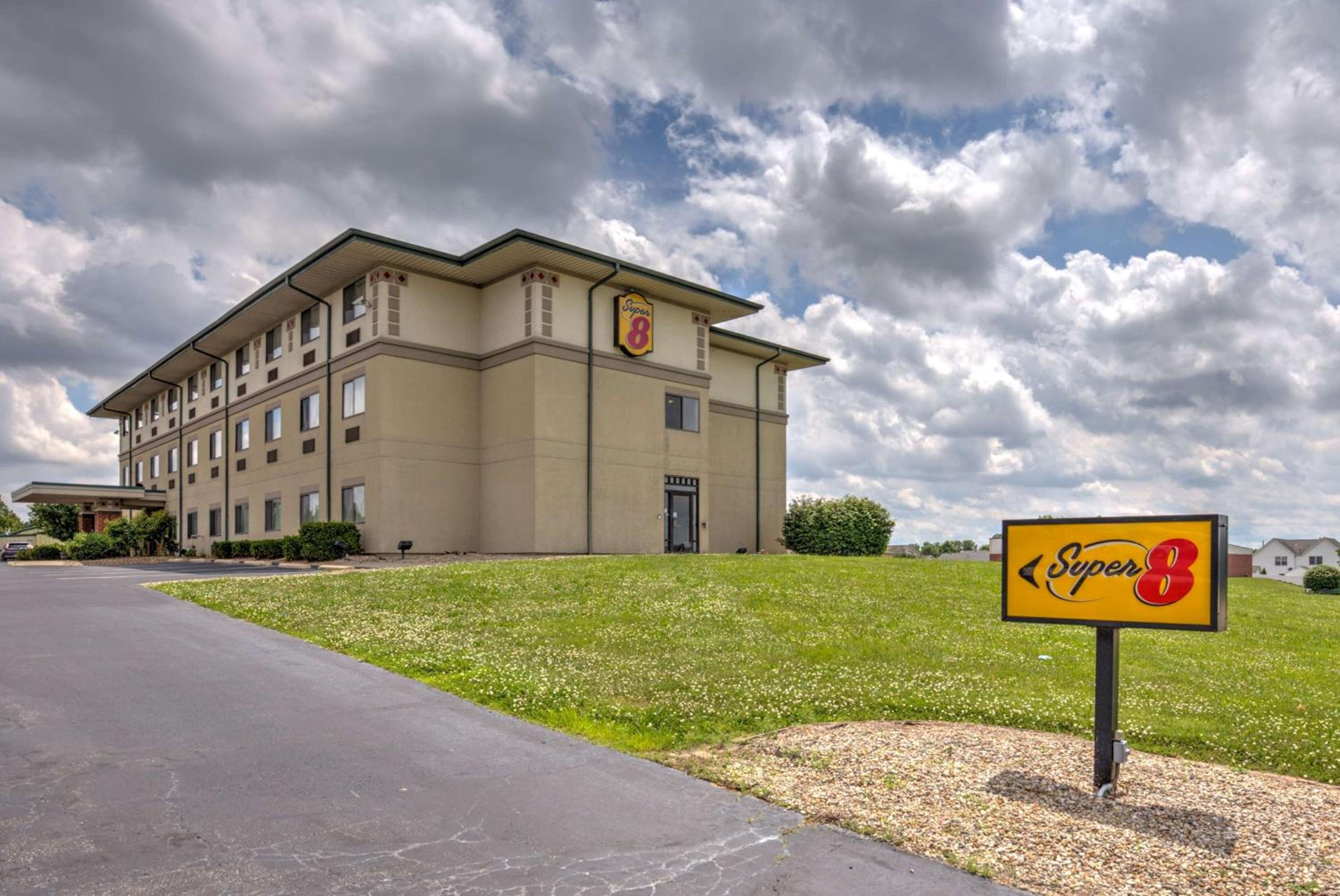 Super 8 by Wyndham Waterloo - Property Image 35