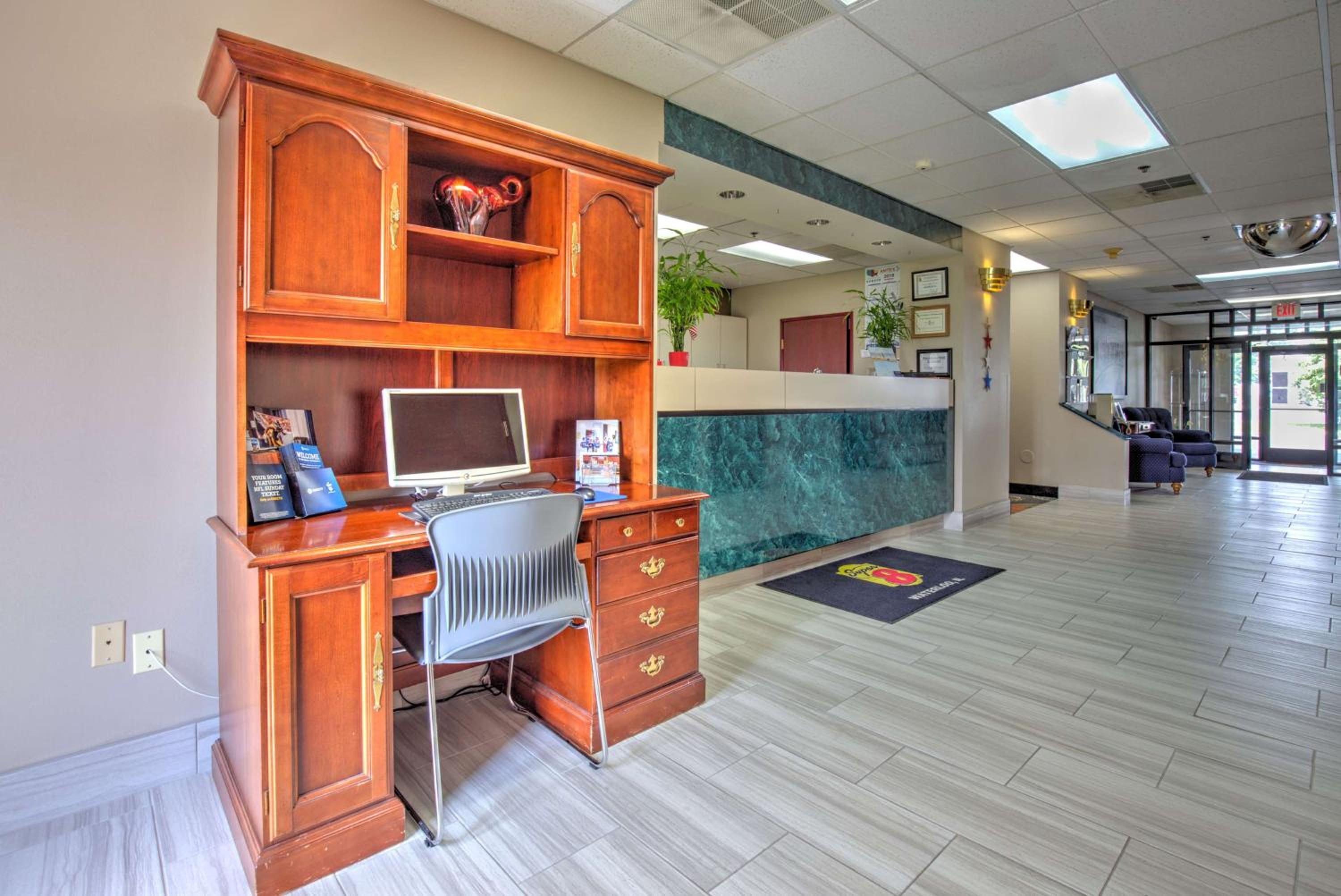 Super 8 by Wyndham Waterloo - Property Image 26