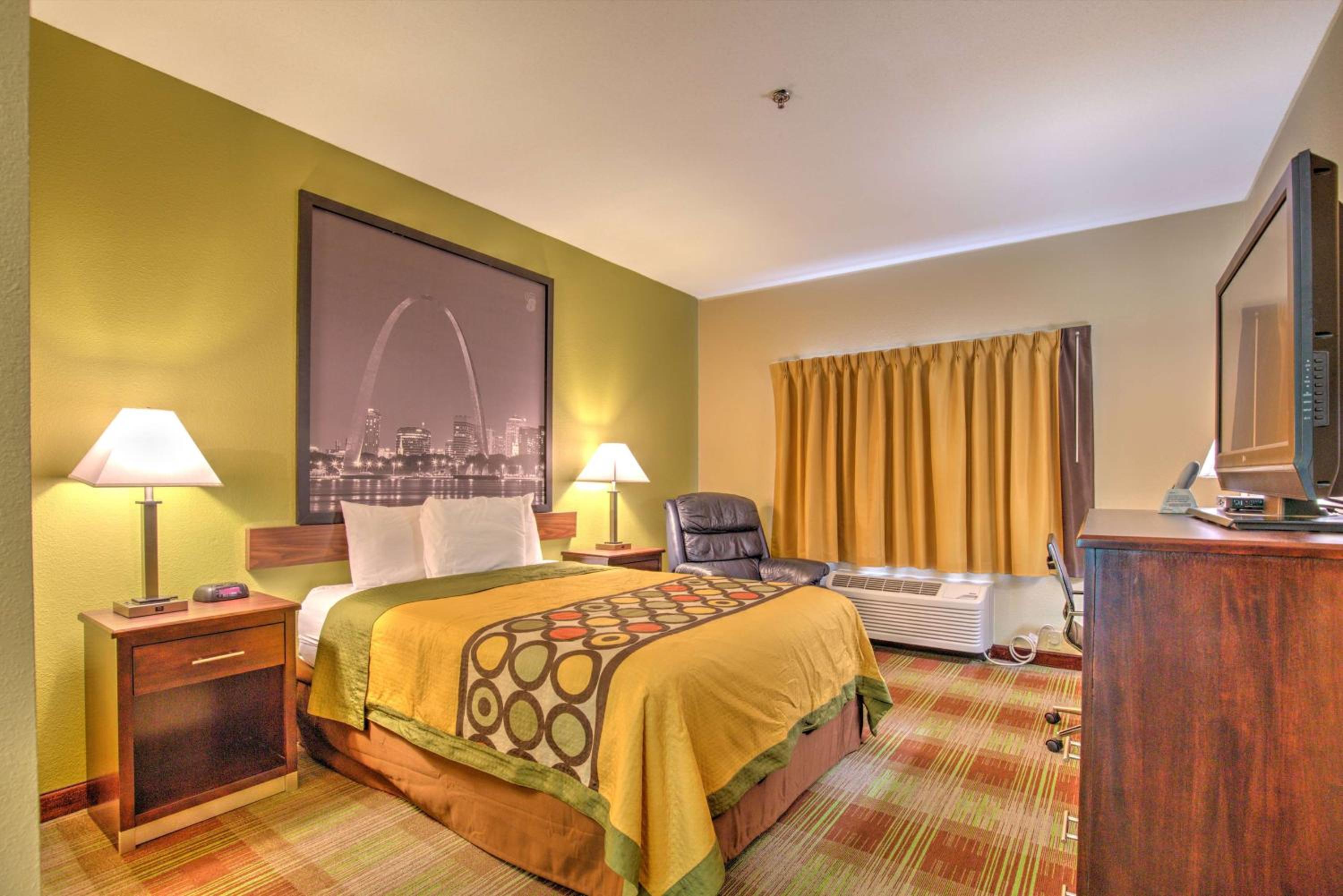 Super 8 by Wyndham Waterloo - Property Image 28