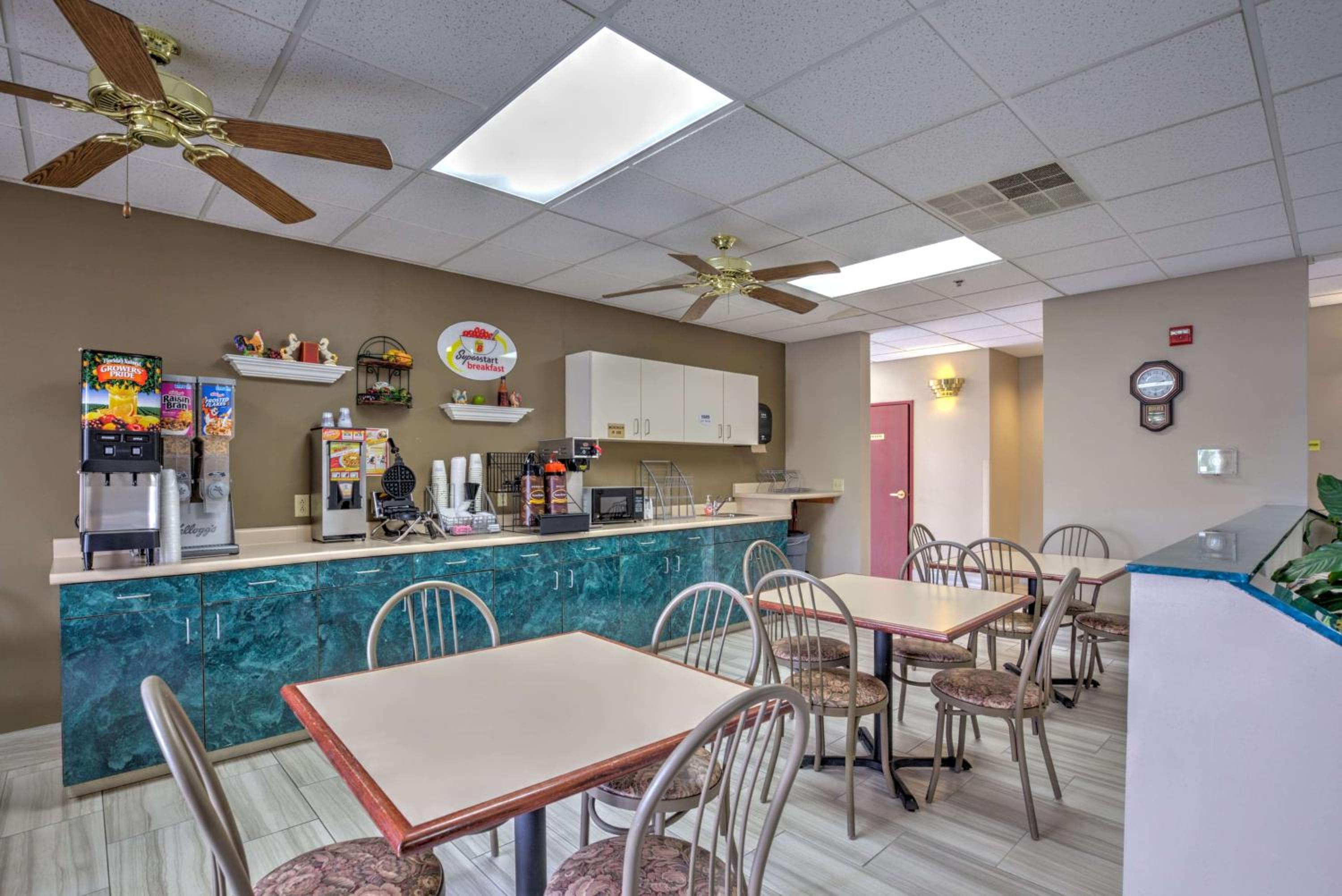Super 8 by Wyndham Waterloo - Property Image 13