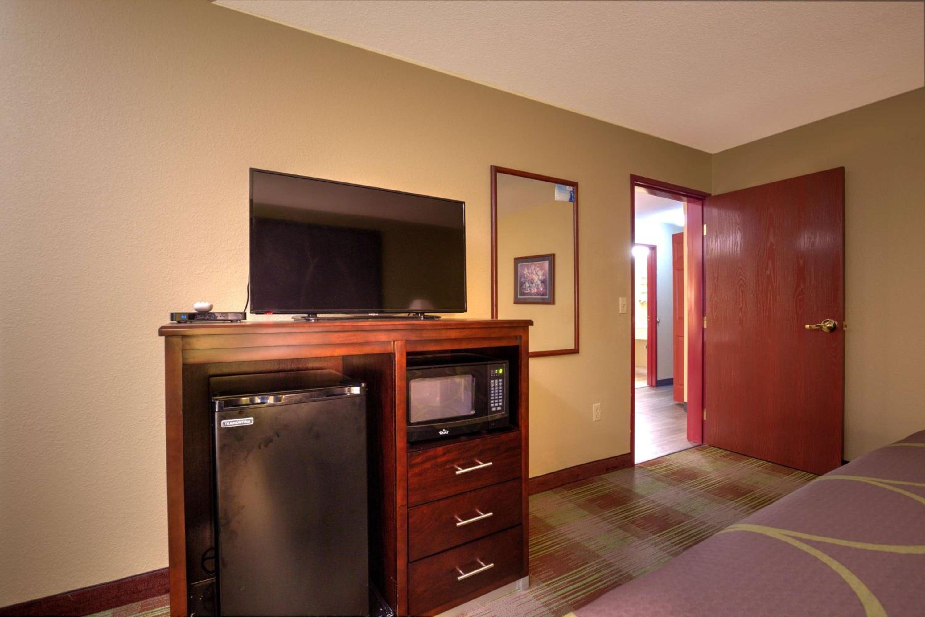 Super 8 by Wyndham Waterloo - Property Image 46
