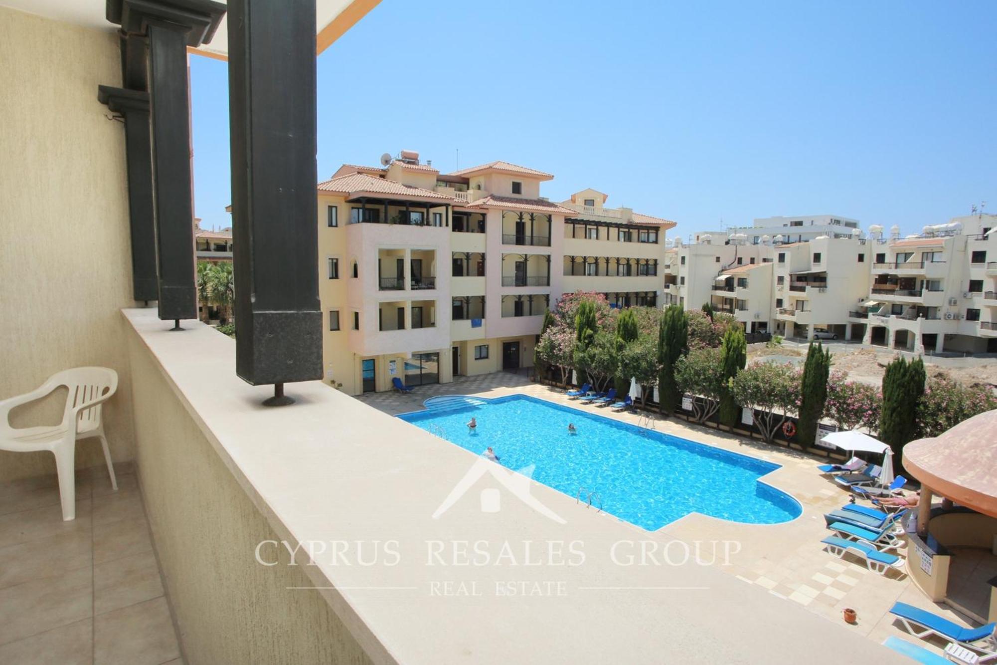 Queens Gardens suite by the sea, pool and mall view 5