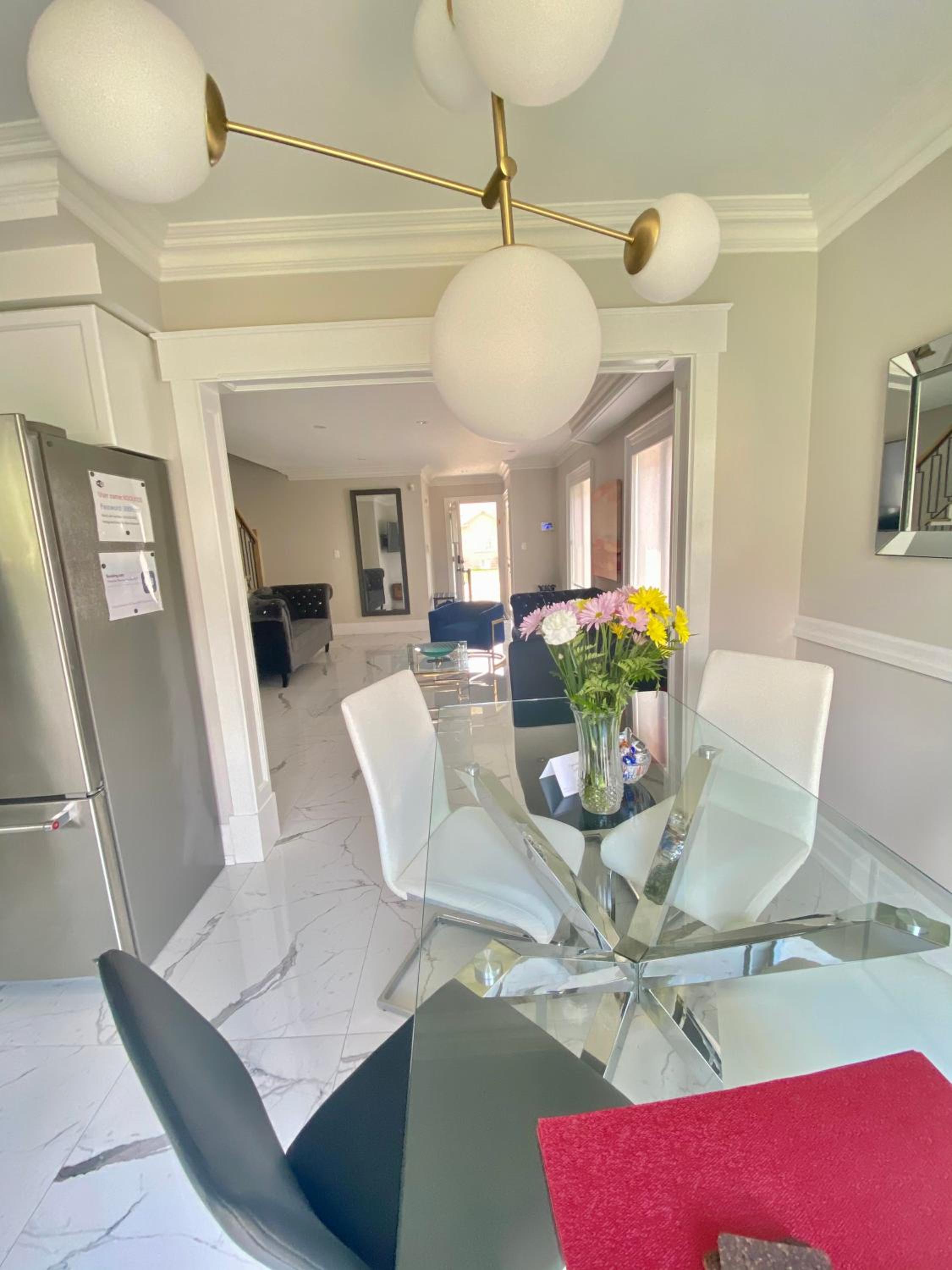 Toronto Vacations - Luxury Adventure, Rutherford Go station  Wonderland - Property Image 2