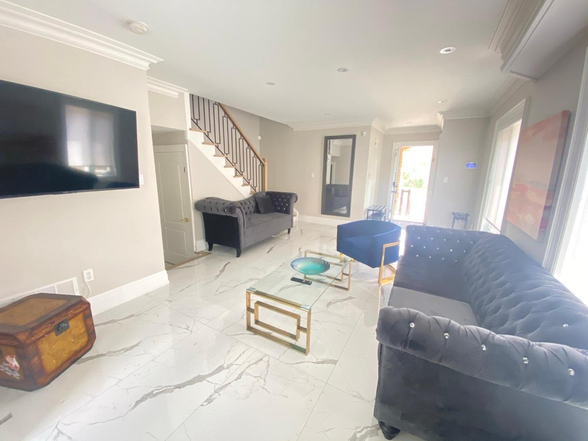 Toronto Vacations - Luxury Adventure, Rutherford Go station  Wonderland - Property Image 1