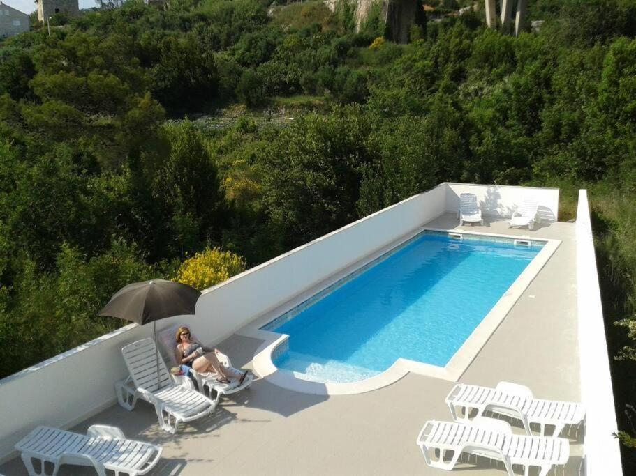 Lovely split level apartment with sea view, pool, free parking and WiFi photo 4
