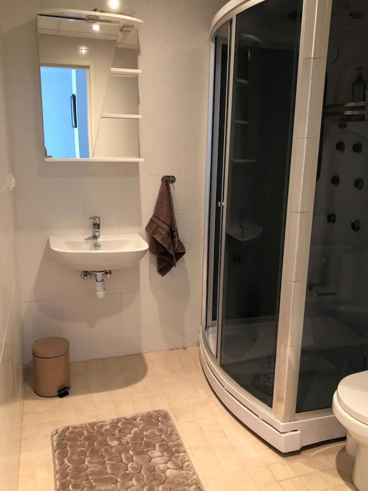 Modern one bedroom flat with sunset views, self check-in view 5