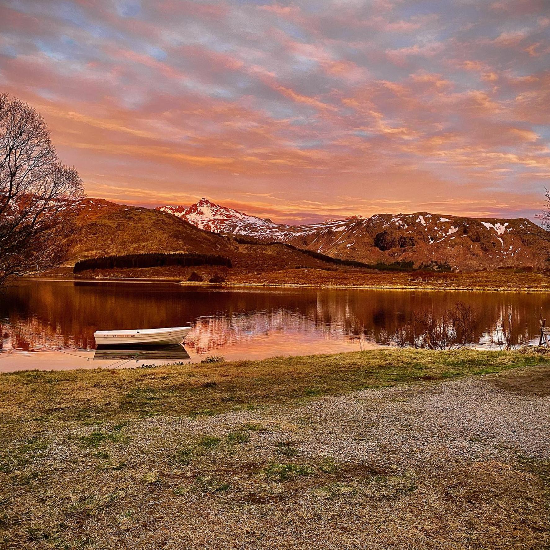 Waterfront mountain view cabin Lofoten view 4