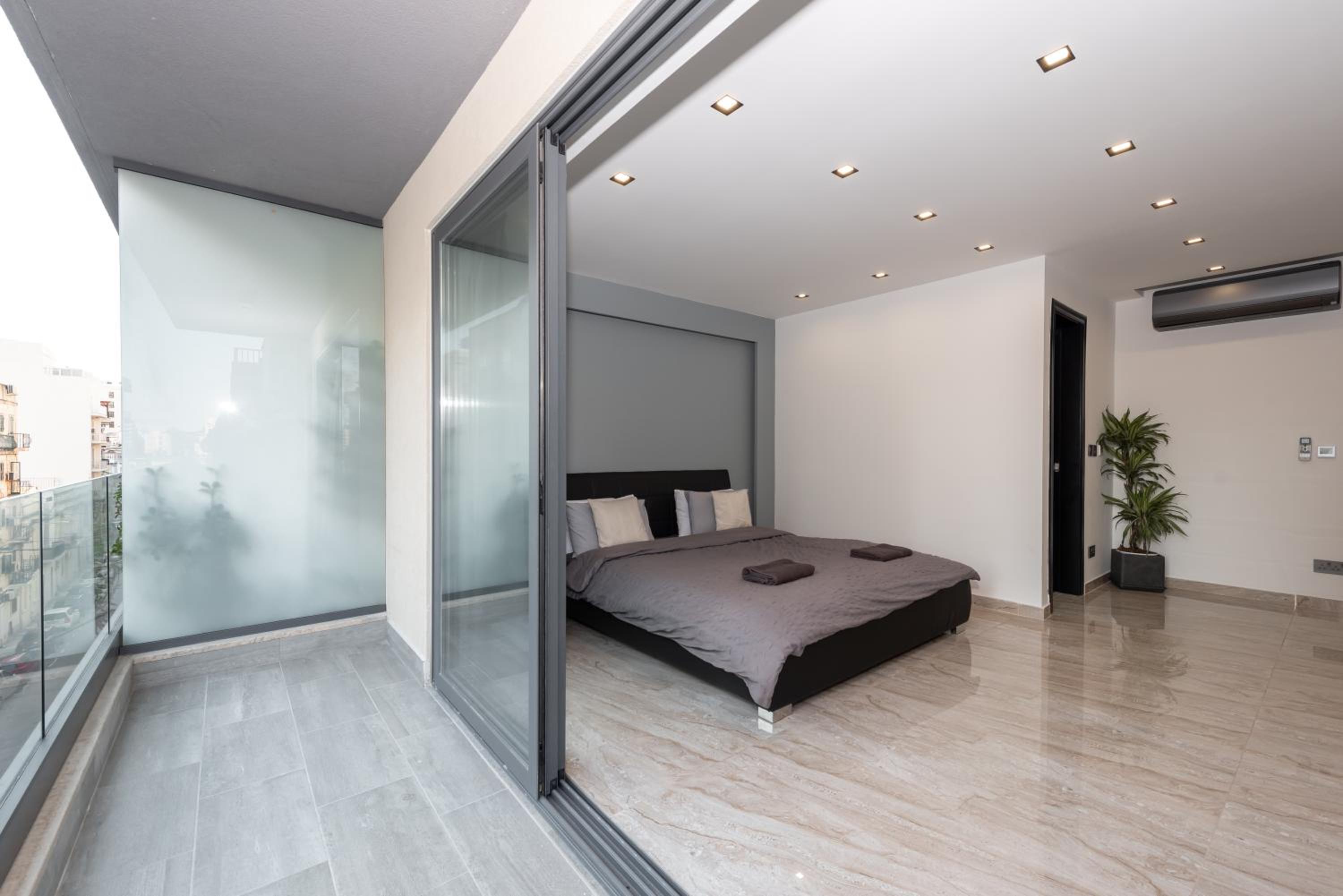 Luxury 2 bed apartment in the heart of St Julians photo 3