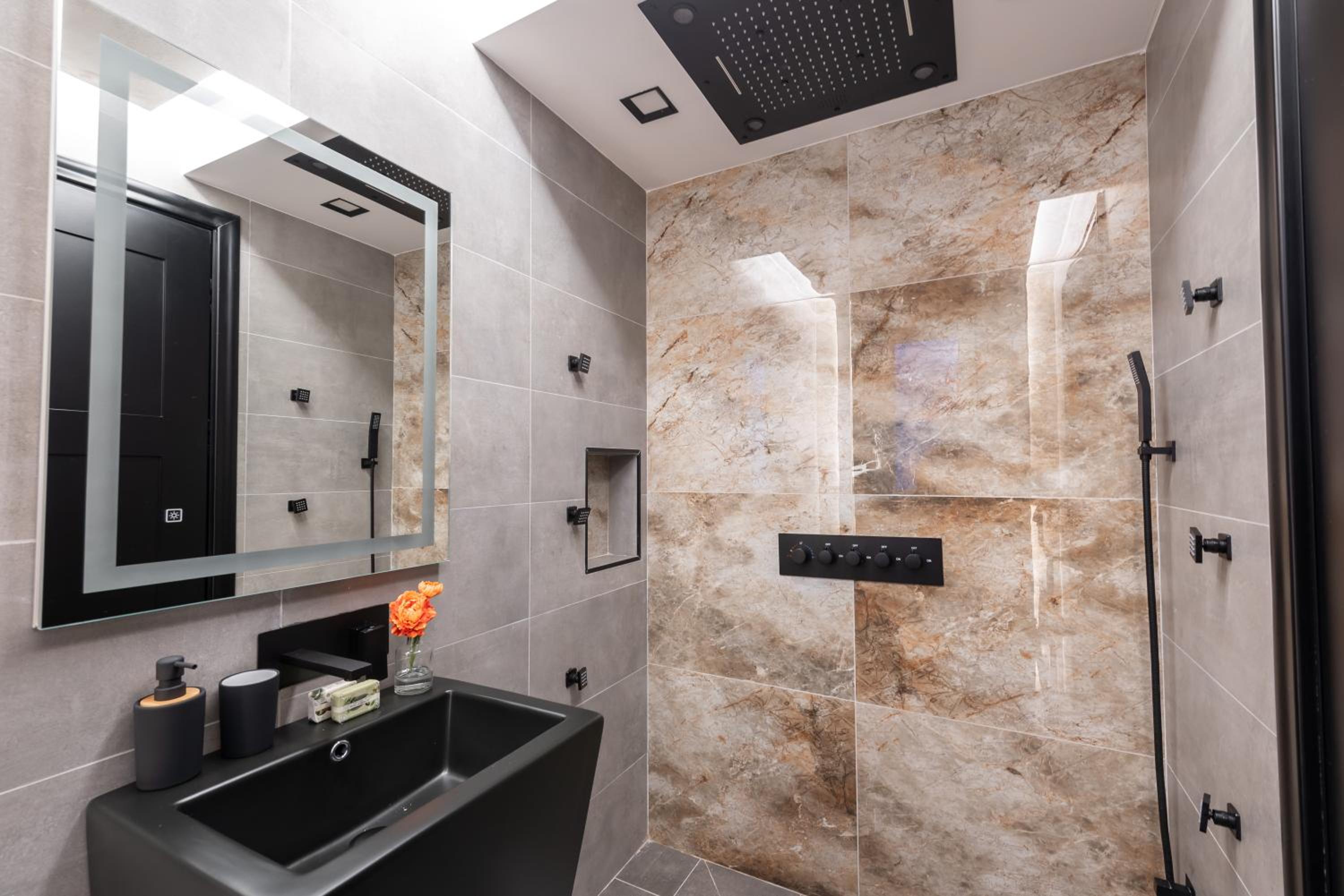 Luxury 2 bed apartment in the heart of St Julians photo 2