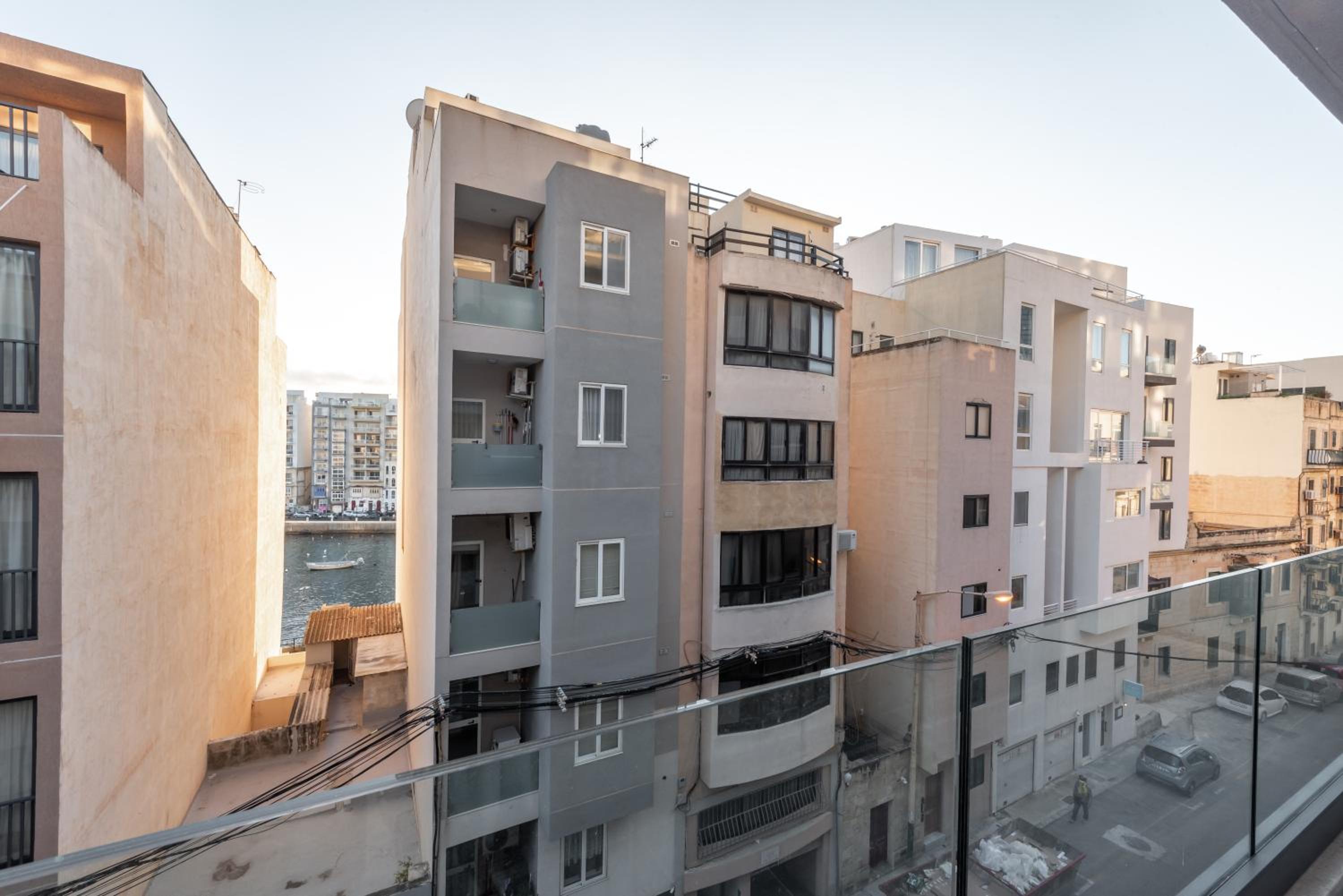 Luxury 2 bed apartment in the heart of St Julians photo 3