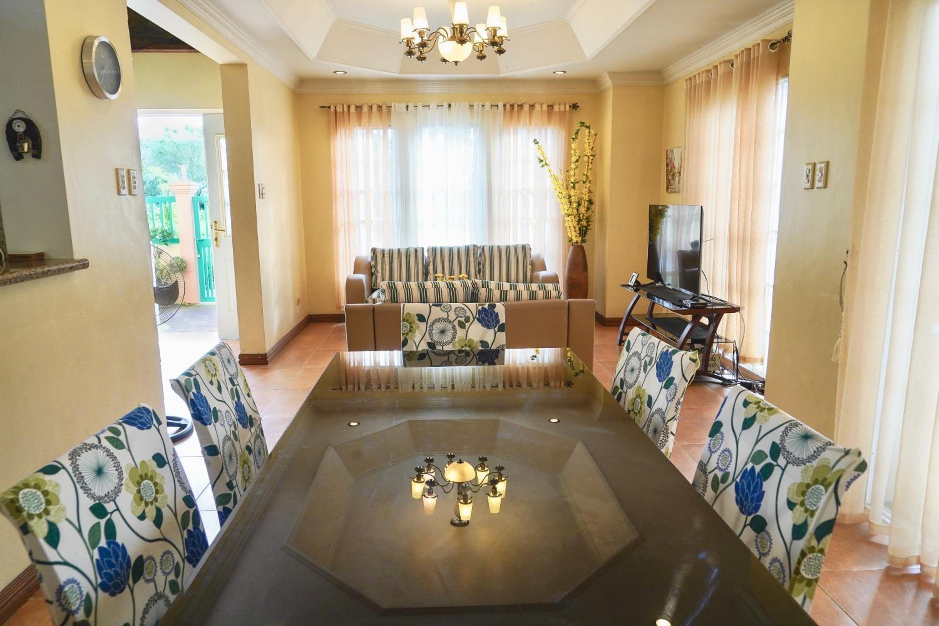 Charming Tagaytay Vacation Home, Tagaytay - 9