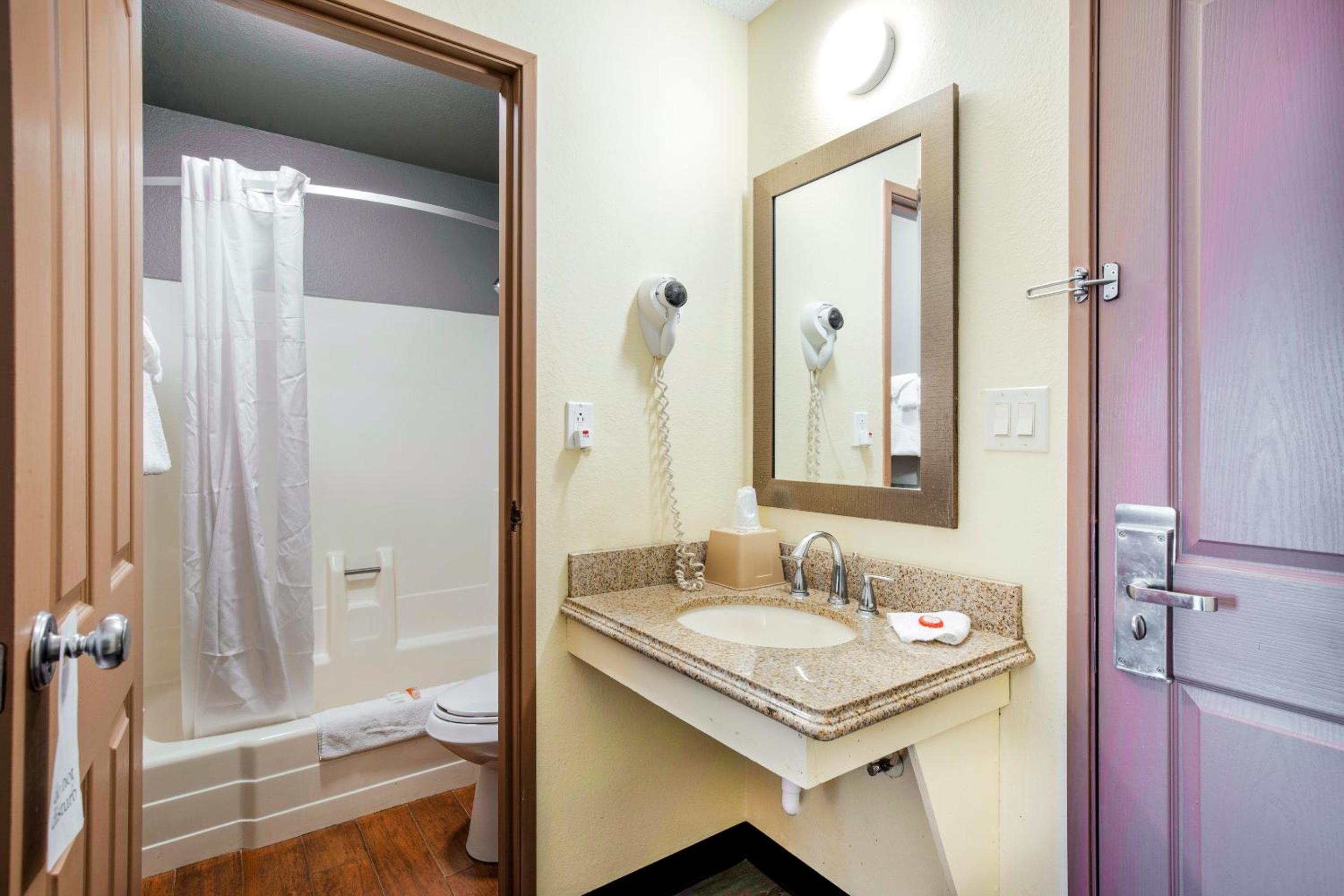 Castle Rock Vacations - OYO Hotel Castle Rock CO Downtown - Property Image 1