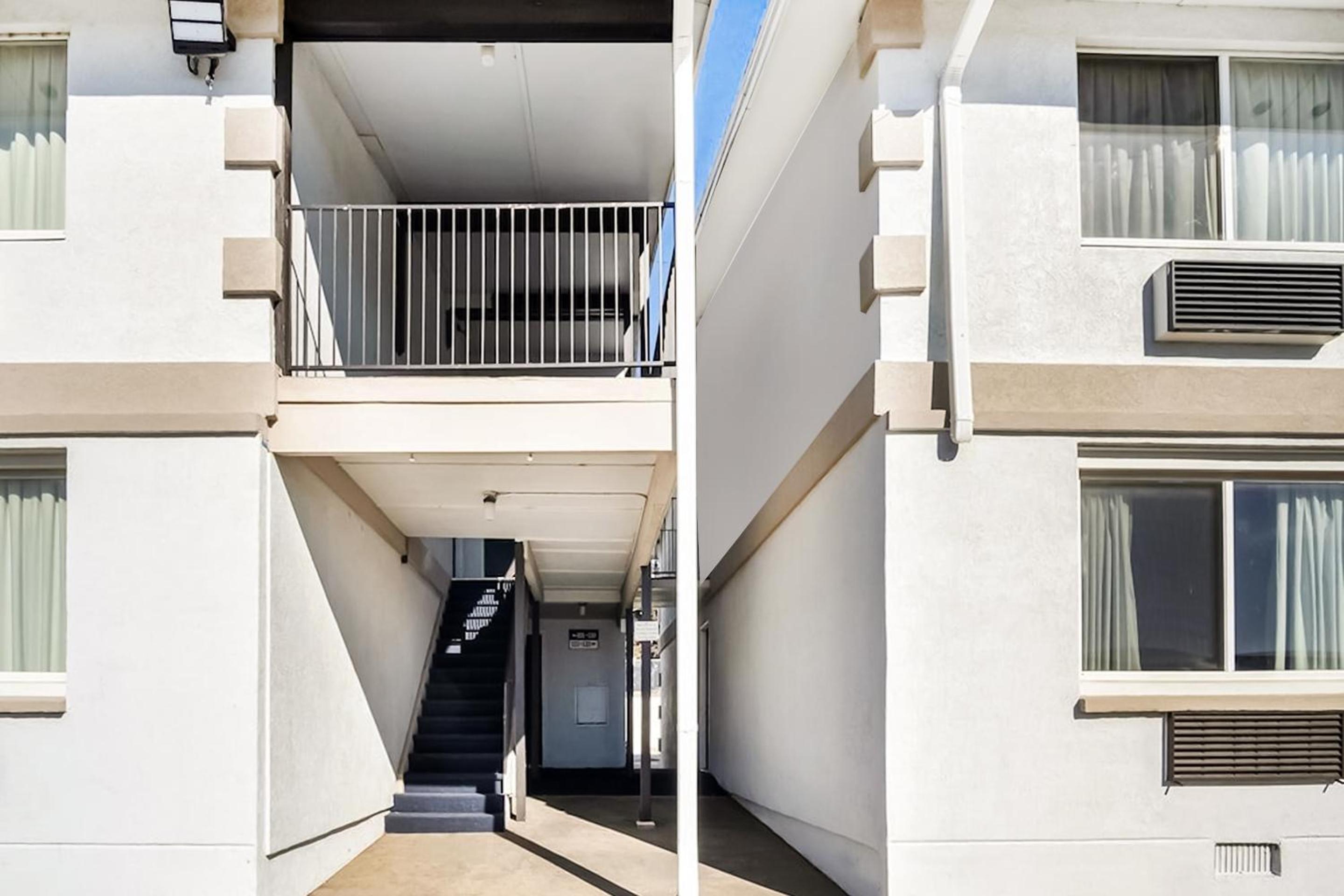 Dodge City Vacations - OYO Townhouse Dodge City KS - Property Image 7