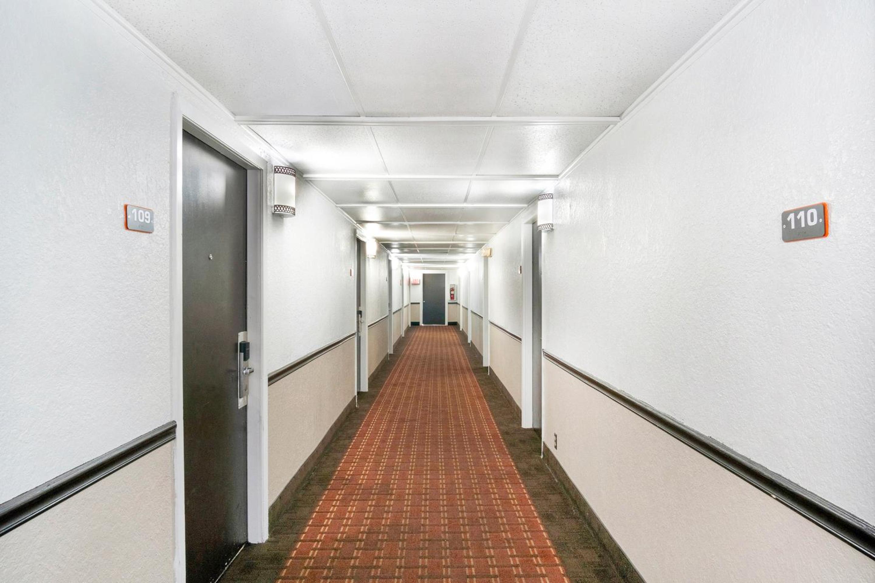 Dodge City Vacations - OYO Townhouse Dodge City KS - Property Image 11