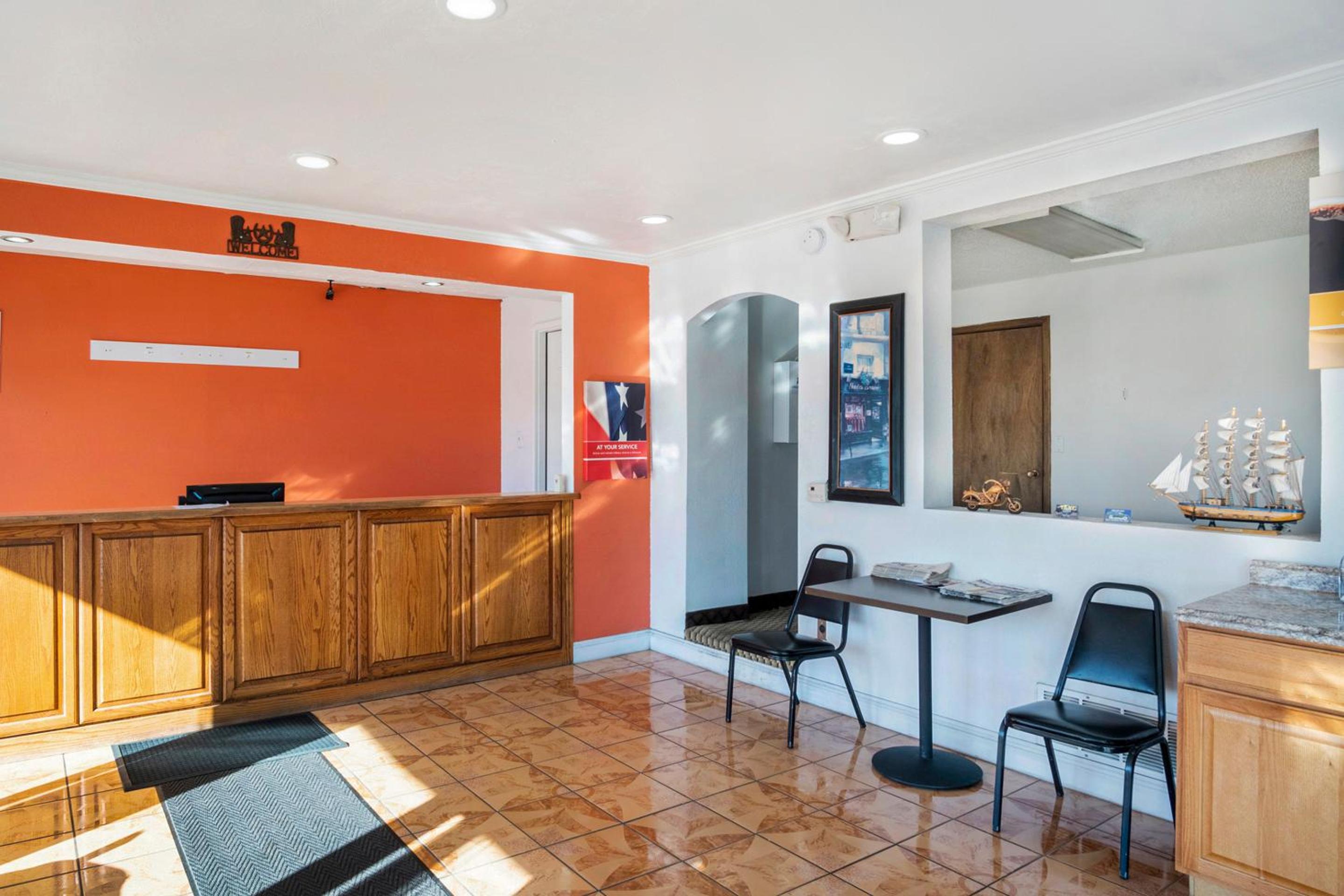 Dodge City Vacations - OYO Townhouse Dodge City KS - Property Image 4