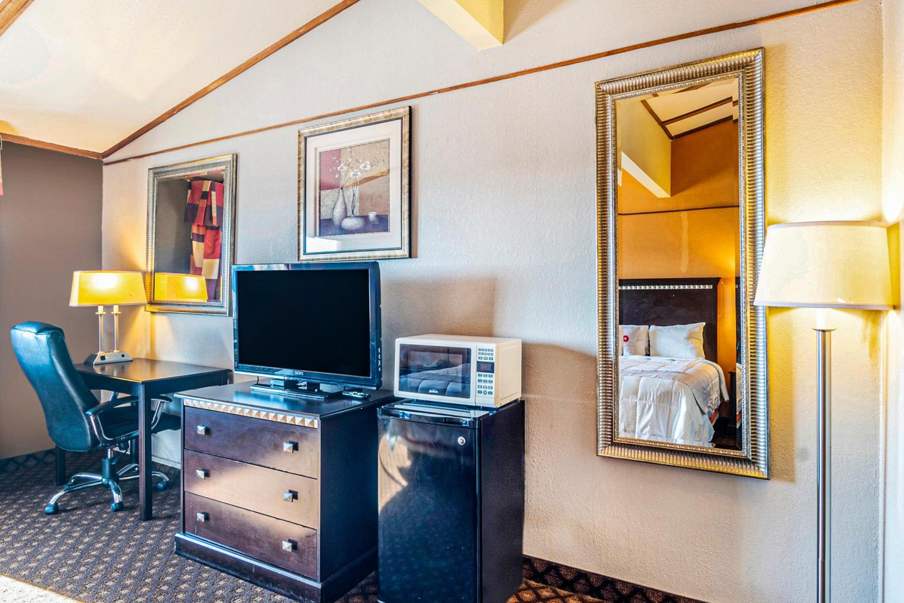 Dodge City Vacations - OYO Townhouse Dodge City KS - Property Image 3