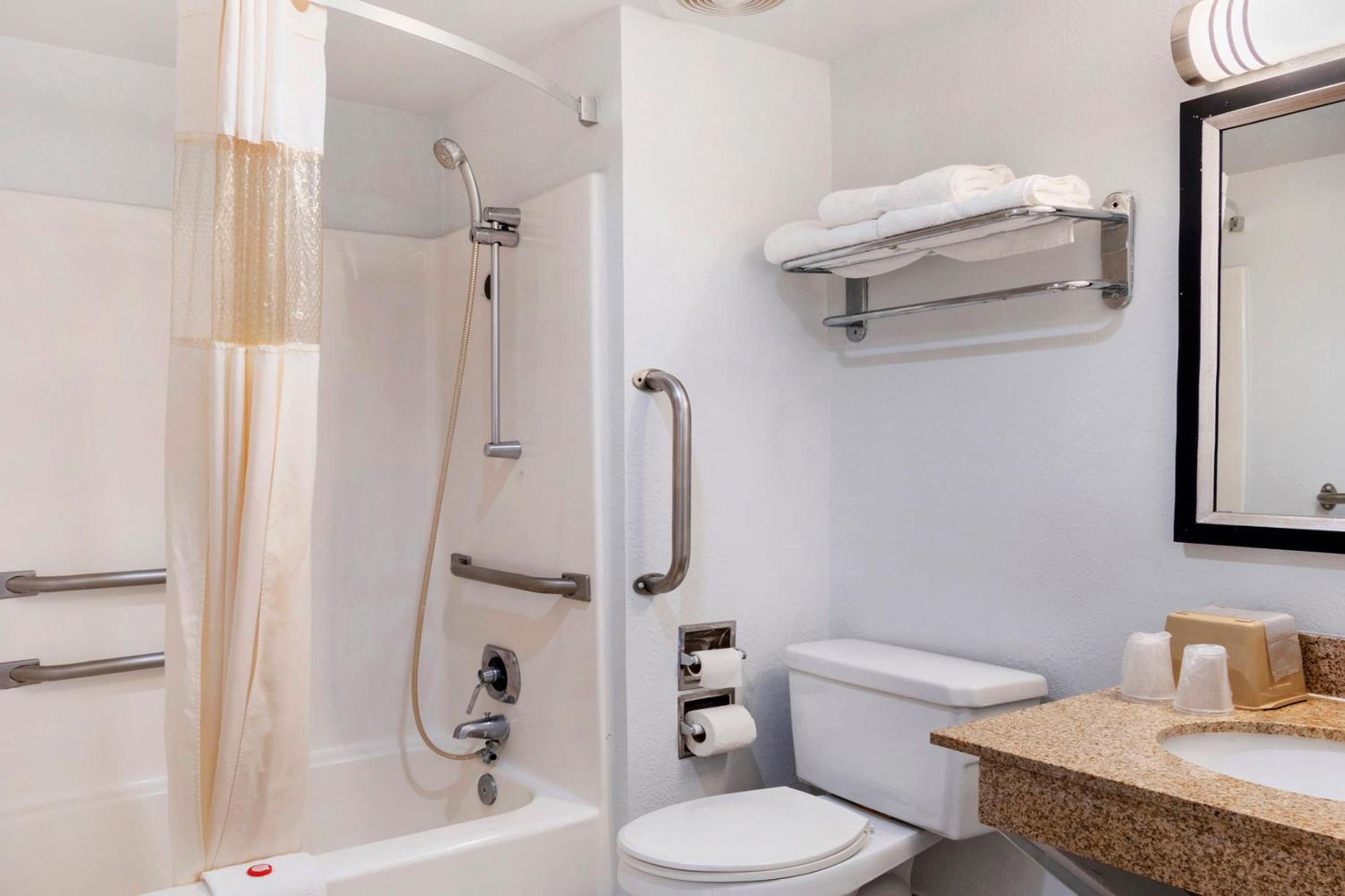 Dodge City Vacations - OYO Townhouse Dodge City KS - Property Image 21