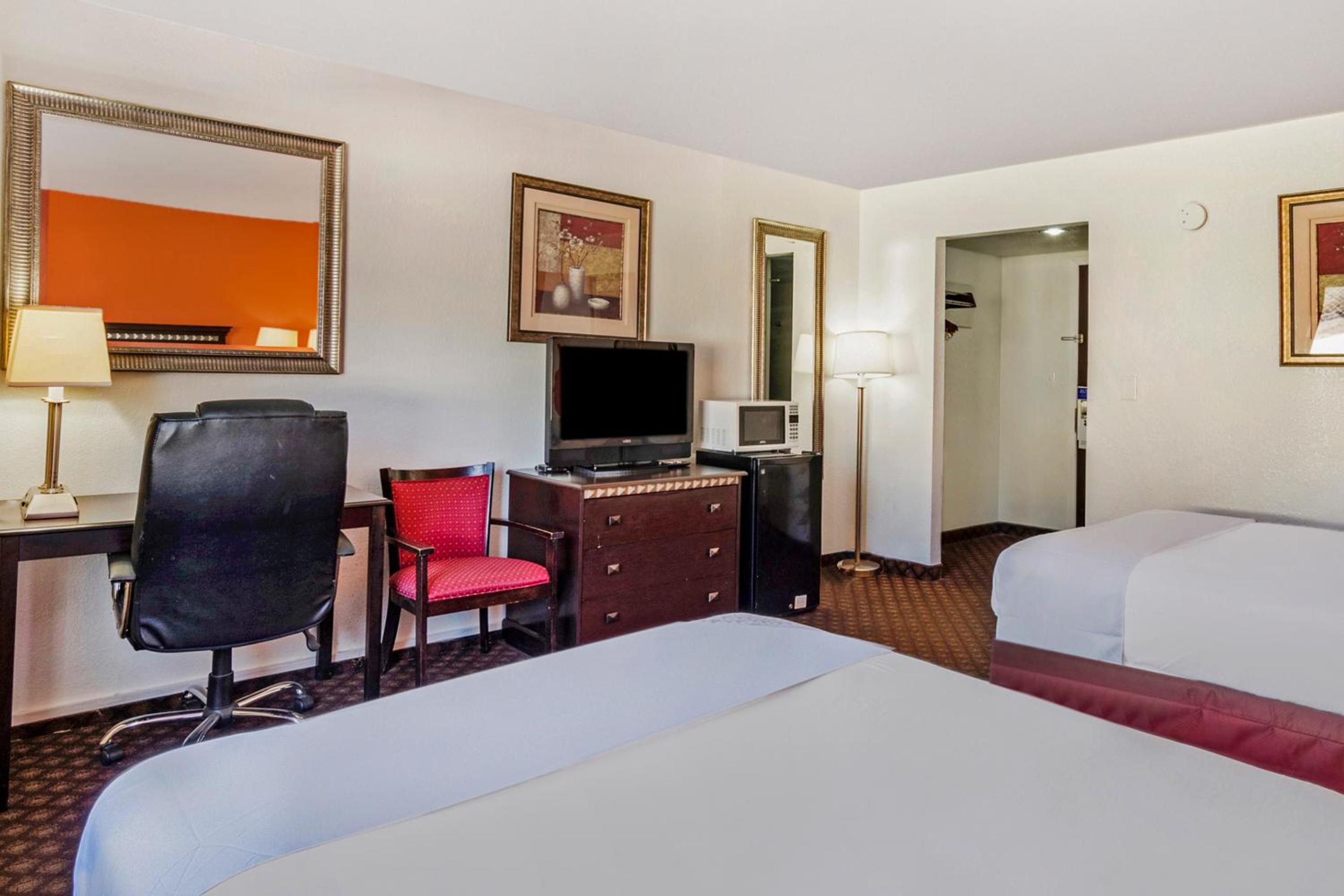 Dodge City Vacations - OYO Townhouse Dodge City KS - Property Image 2