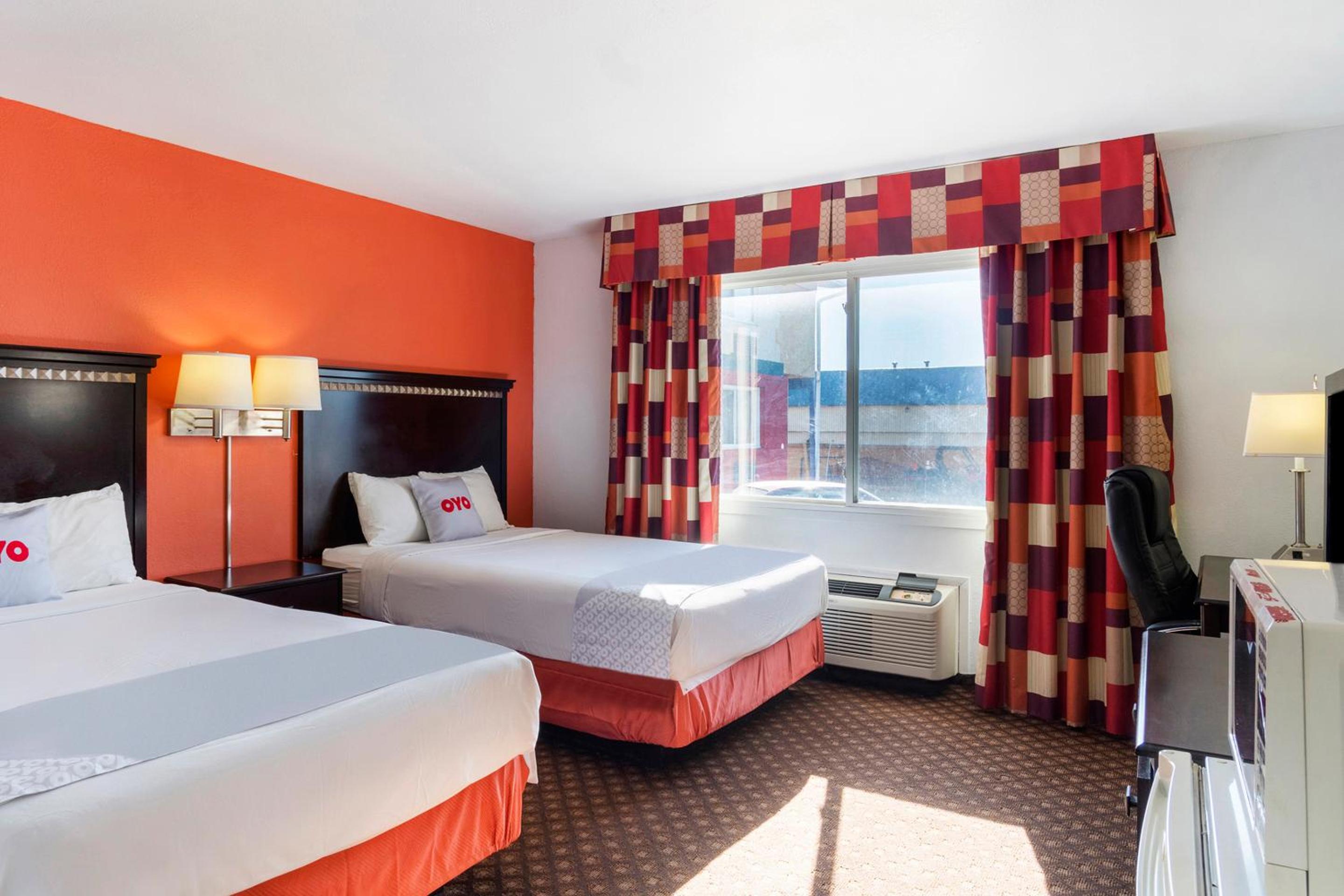 Dodge City Vacations - OYO Townhouse Dodge City KS - Property Image 2