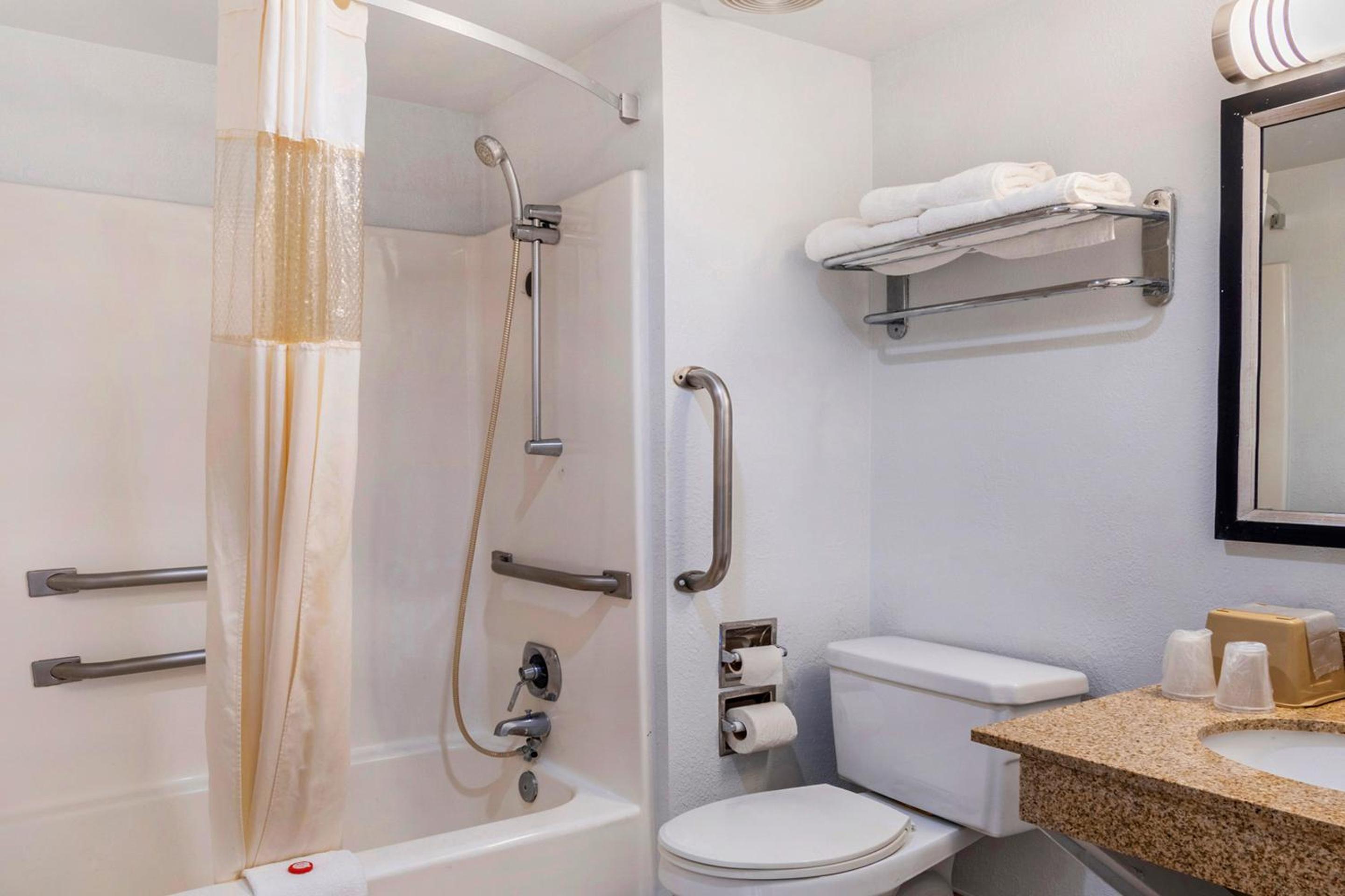 Dodge City Vacations - OYO Townhouse Dodge City KS - Property Image 5