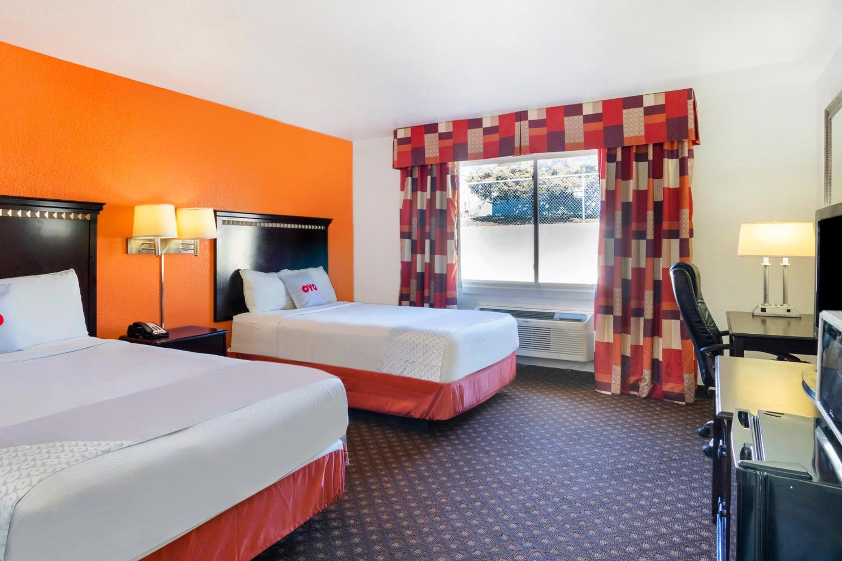 Dodge City Vacations - OYO Townhouse Dodge City KS - Property Image 17