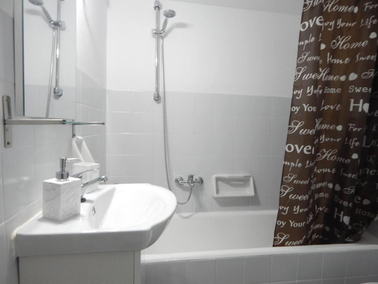 2 Bed Flat - Sleeps 4 - Pets - Parking - Wifi