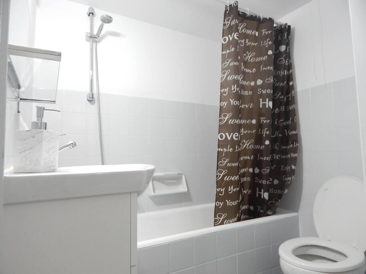 2 Bed Flat - Sleeps 4 - Pets - Parking - Wifi