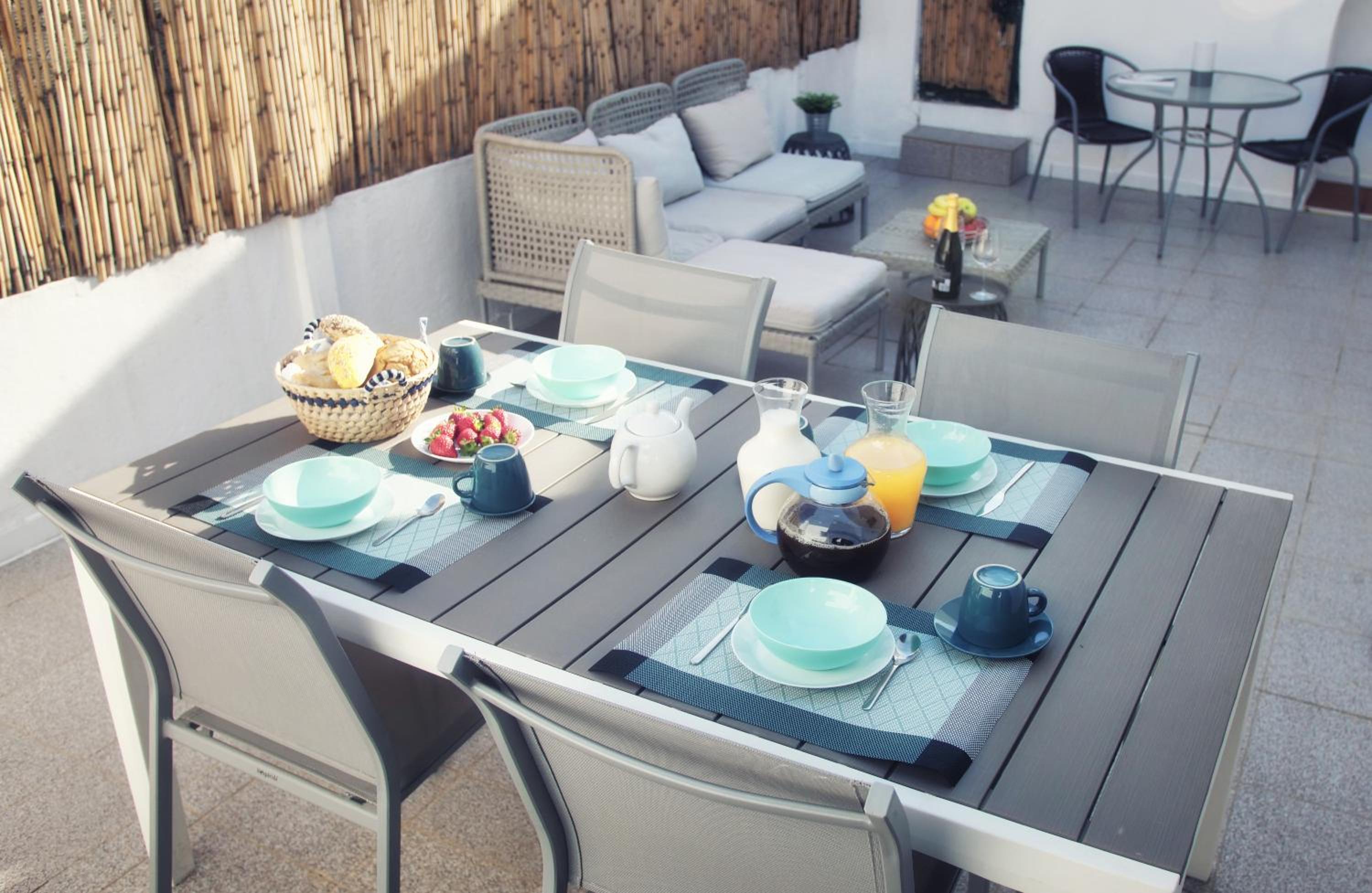 Hotel Moradia Central Olhão - T2 PÁTIO AMPLO Cheio de Sol - Image 1