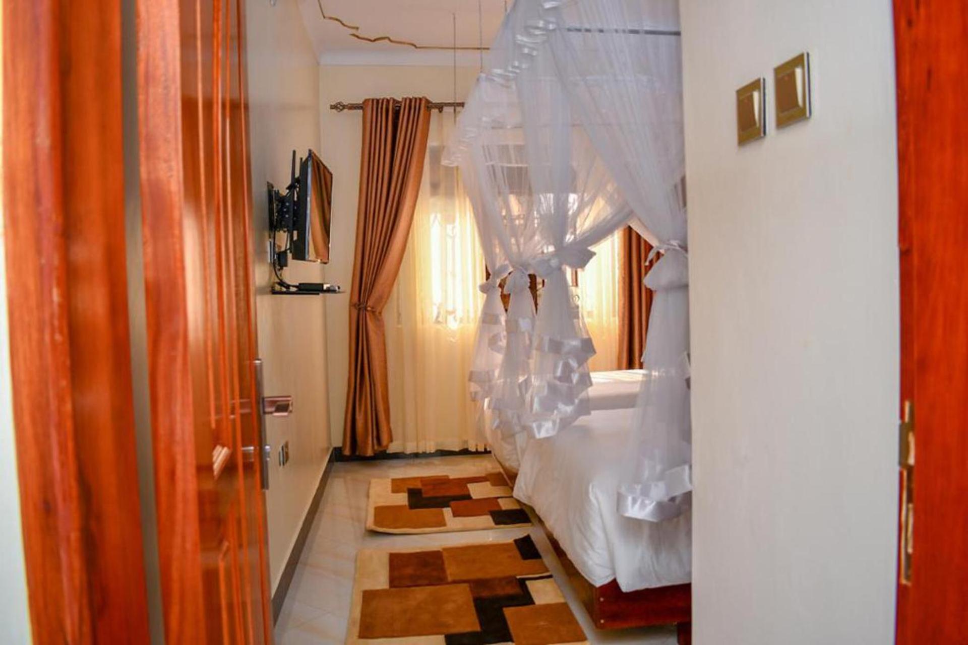 2 Bed - Sleeps 4 - Parking - Free Airport Shuttle view 2