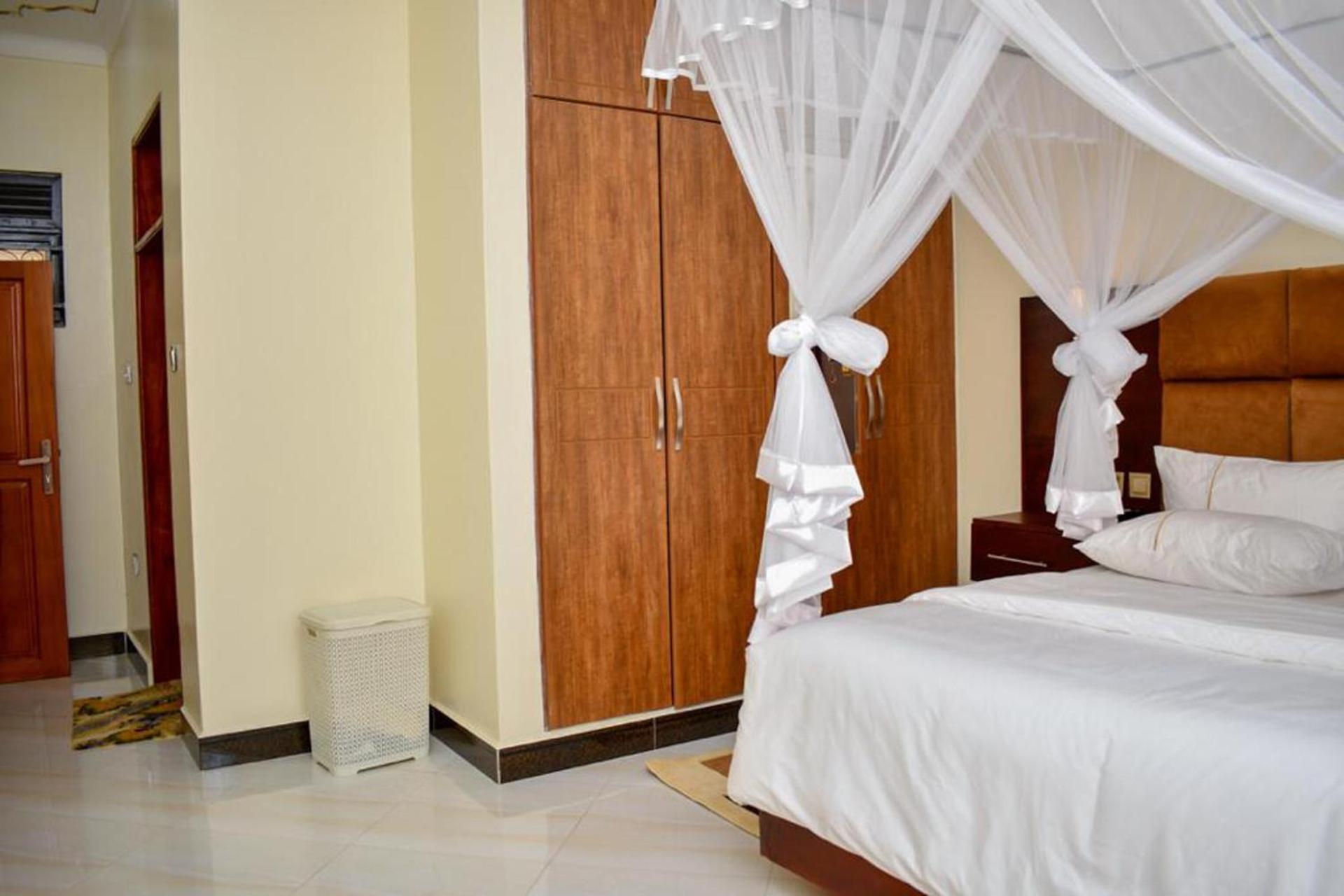 2 Bed - Sleeps 4 - Parking - Free Airport Shuttle view 3