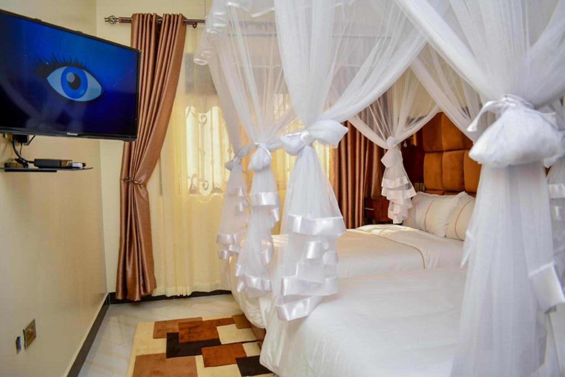 2 Bed - Sleeps 4 - Parking - Free Airport Shuttle view 4