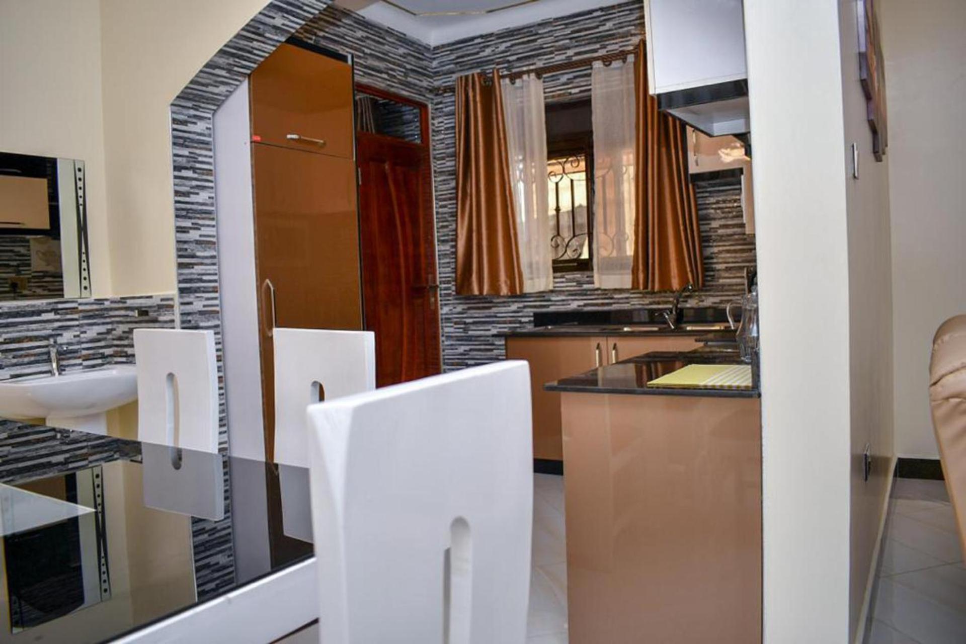 2 Bed - Sleeps 4 - Parking - Free Airport Shuttle view 5