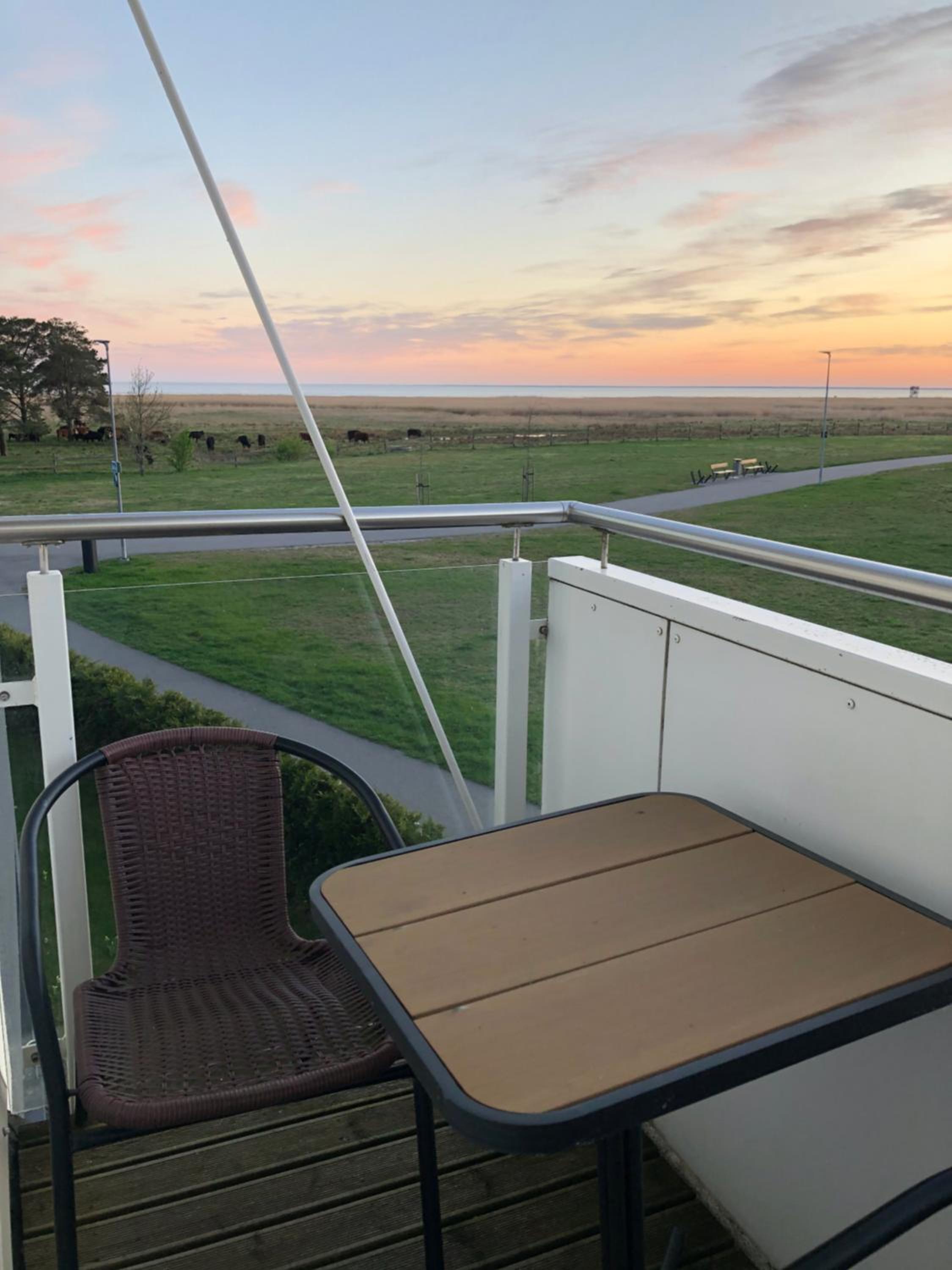 Modern one bedroom flat with sunset views, self check-in view 2
