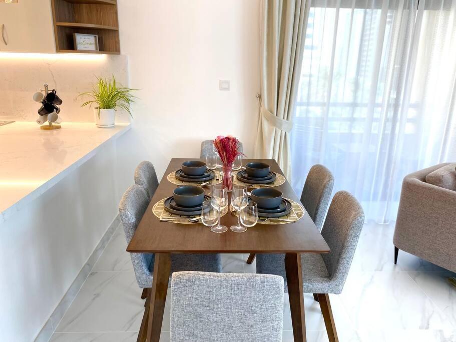 Bright & Relaxing 2 BR Apartment with Easy Access