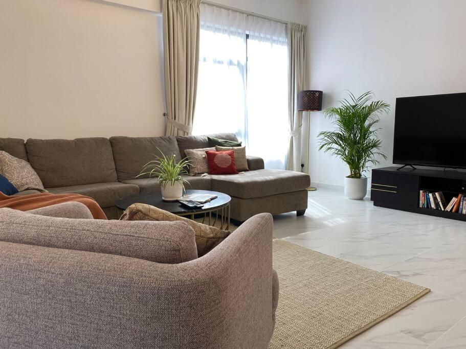 Bright & Relaxing 2 BR Apartment with Easy Access