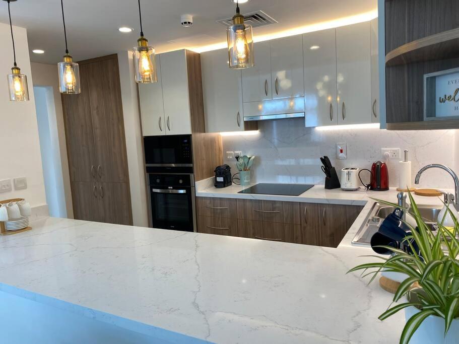 Bright & Relaxing 2 BR Apartment with Easy Access