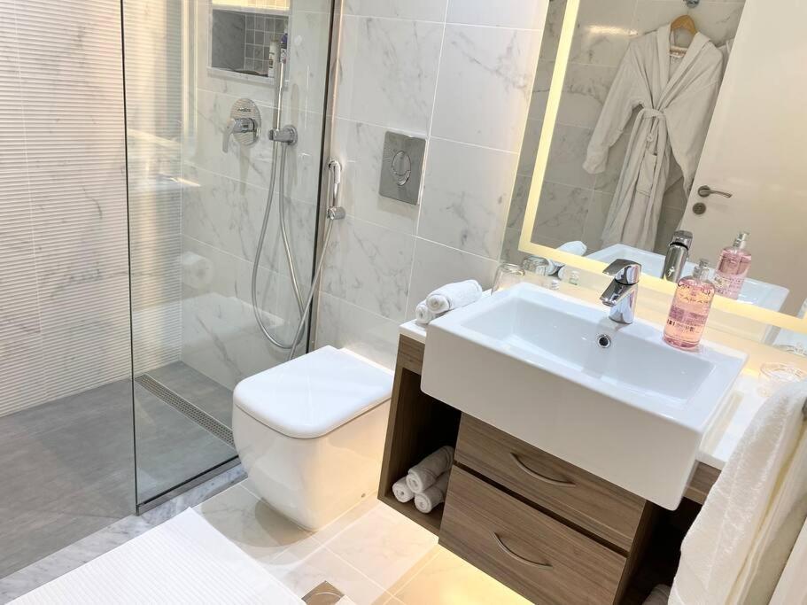Bright & Relaxing 2 BR Apartment with Easy Access