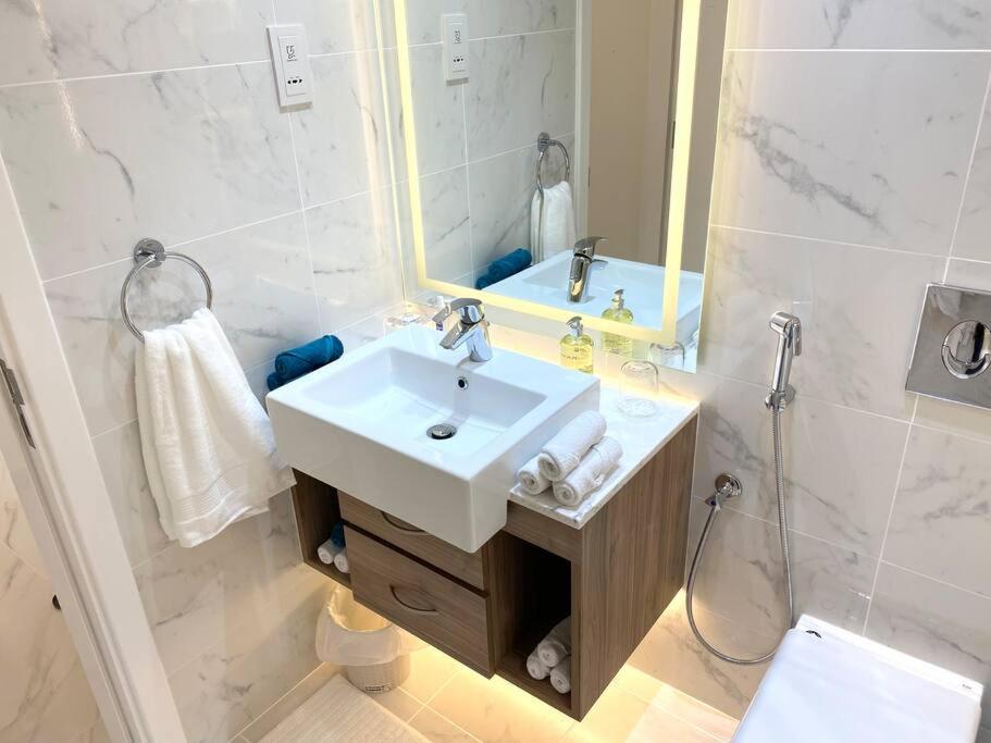 Bright & Relaxing 2 BR Apartment with Easy Access
