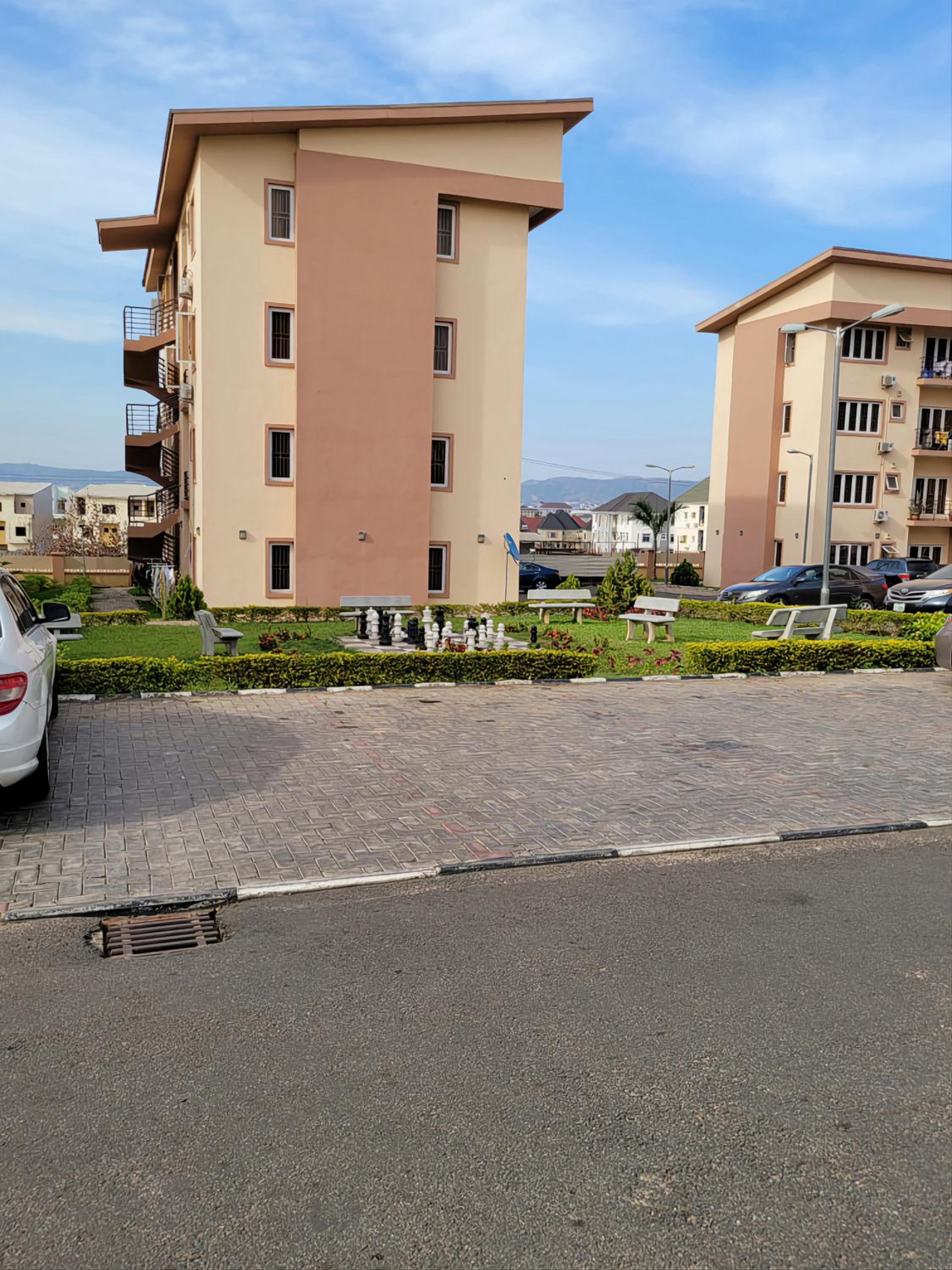 BDA APARTMENT - Netflix, Wi-Fi, PlayStation 4, Kitchen, Supermarket, Pharmacy, Laundry & 24hours Electricity view 3