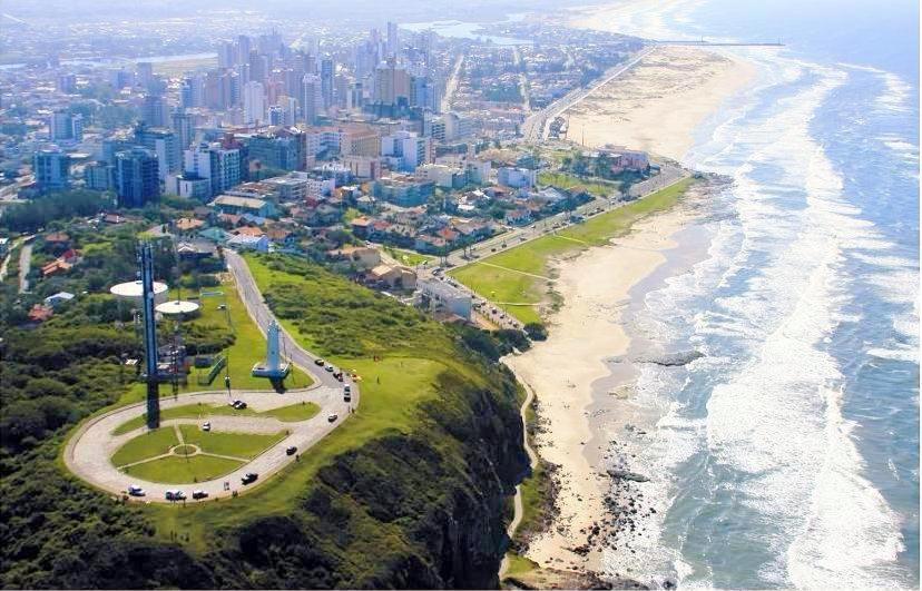 KITNET S3 em TORRES-RS - Ar-condicionado, cama casal box, cama de solteiro bicama, frigobar, micro-ondas, televisão telinha 32' - Anfitriã Superhost no BnB