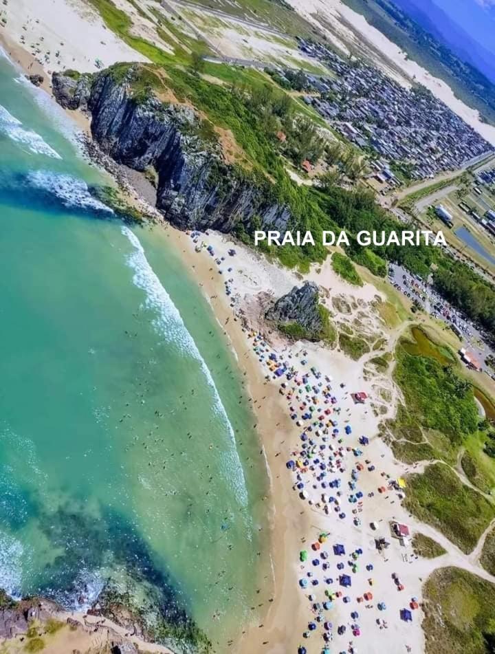 KITNET S3 em TORRES-RS - Ar-condicionado, cama casal box, cama de solteiro bicama, frigobar, micro-ondas, televisão telinha 32' - Anfitriã Superhost no BnB