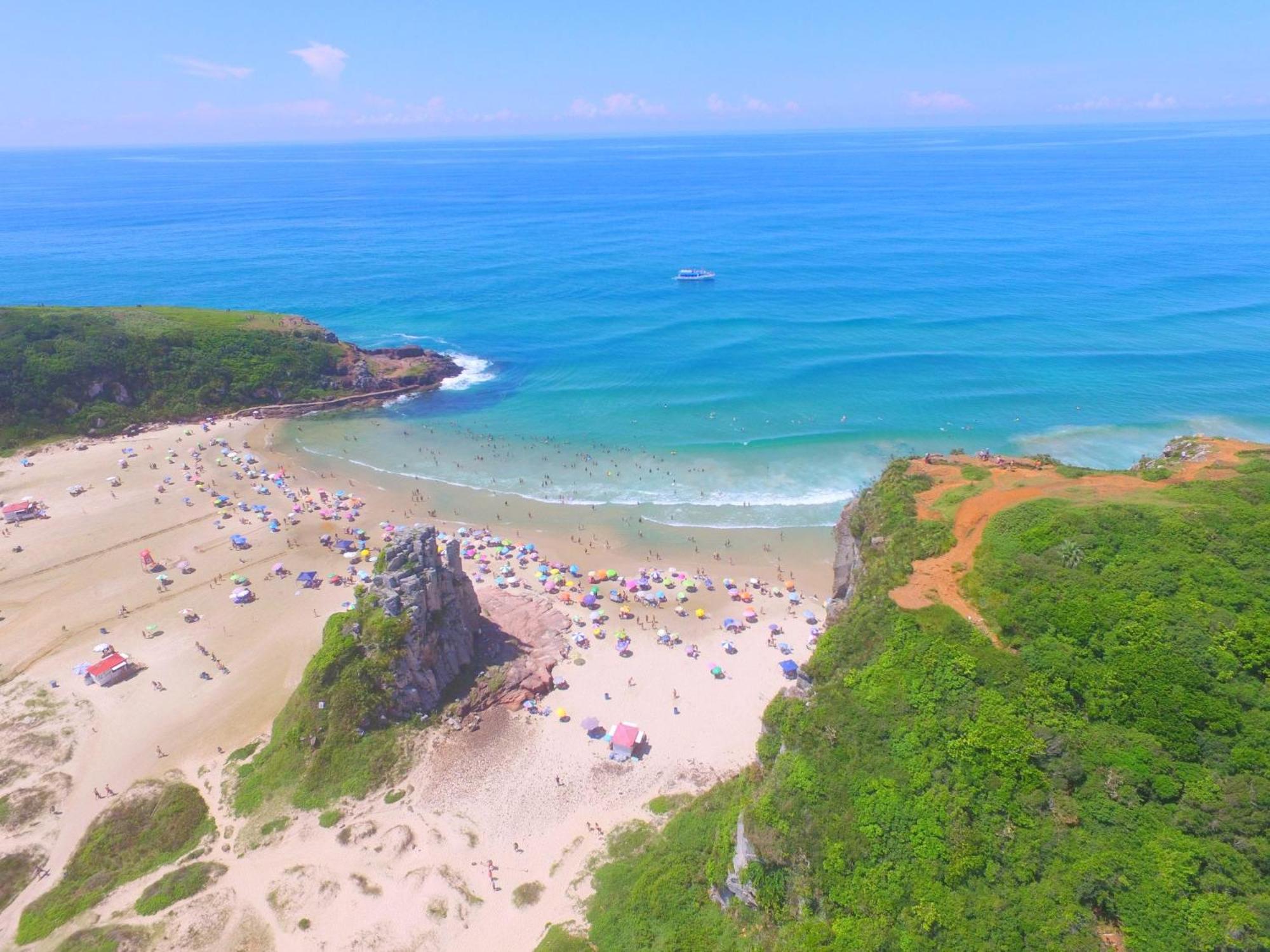 KITNET S3 em TORRES-RS - Ar-condicionado, cama casal box, cama de solteiro bicama, frigobar, micro-ondas, televisão telinha 32' - Anfitriã Superhost no BnB
