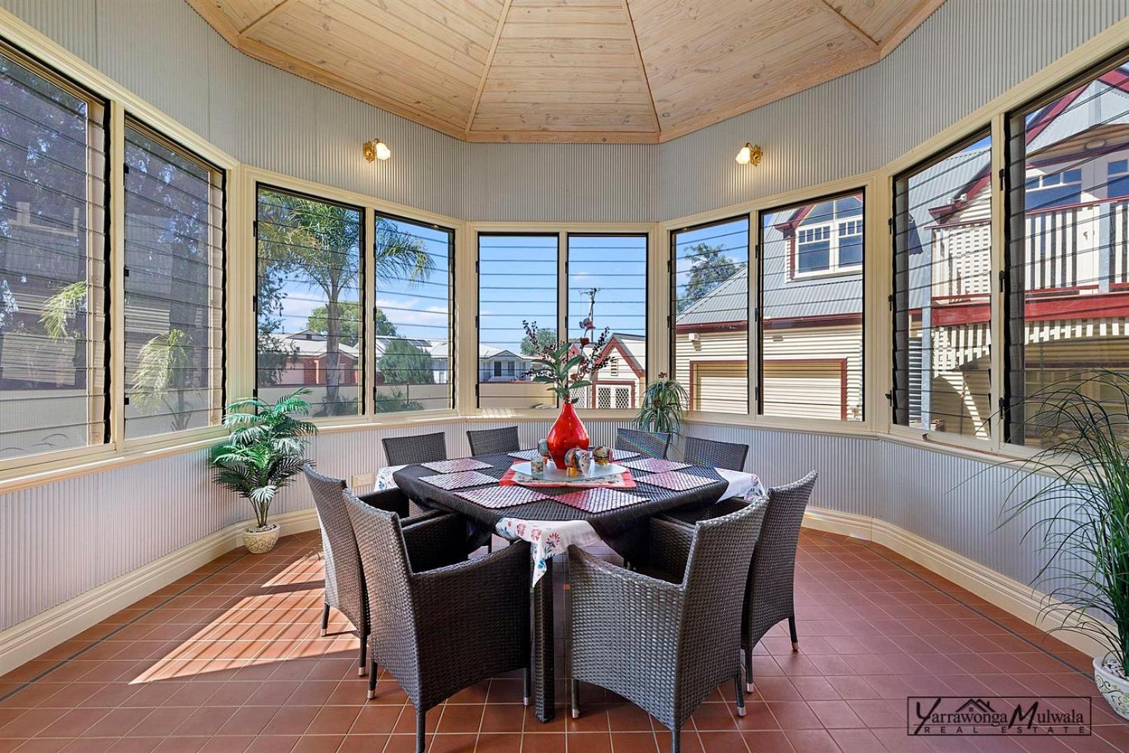 Federation home in town, close to lake & shops