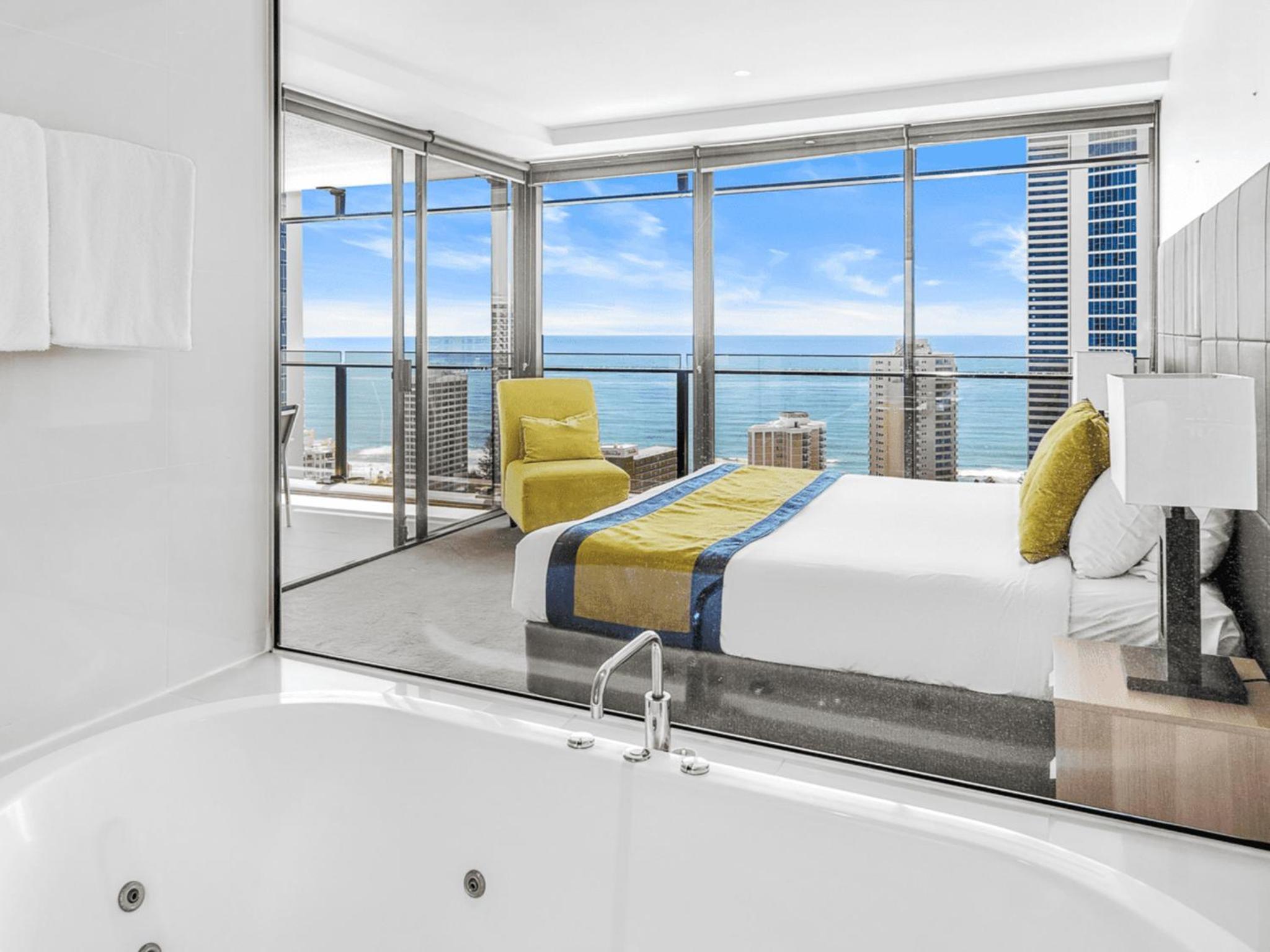 Circle on Cavill 25th Floor with Ocean Views - CoastHM