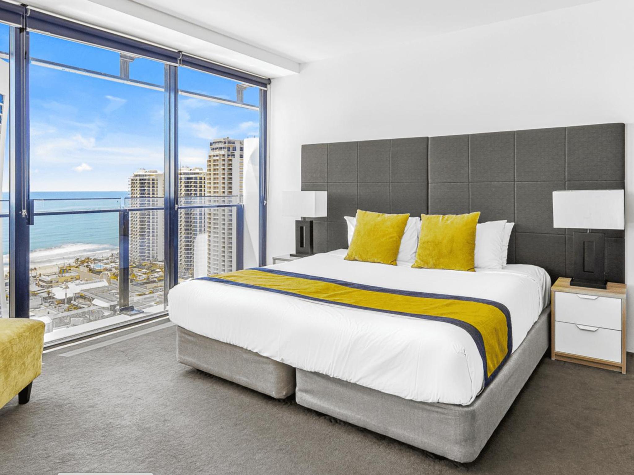 Circle on Cavill 25th Floor with Ocean Views - CoastHM